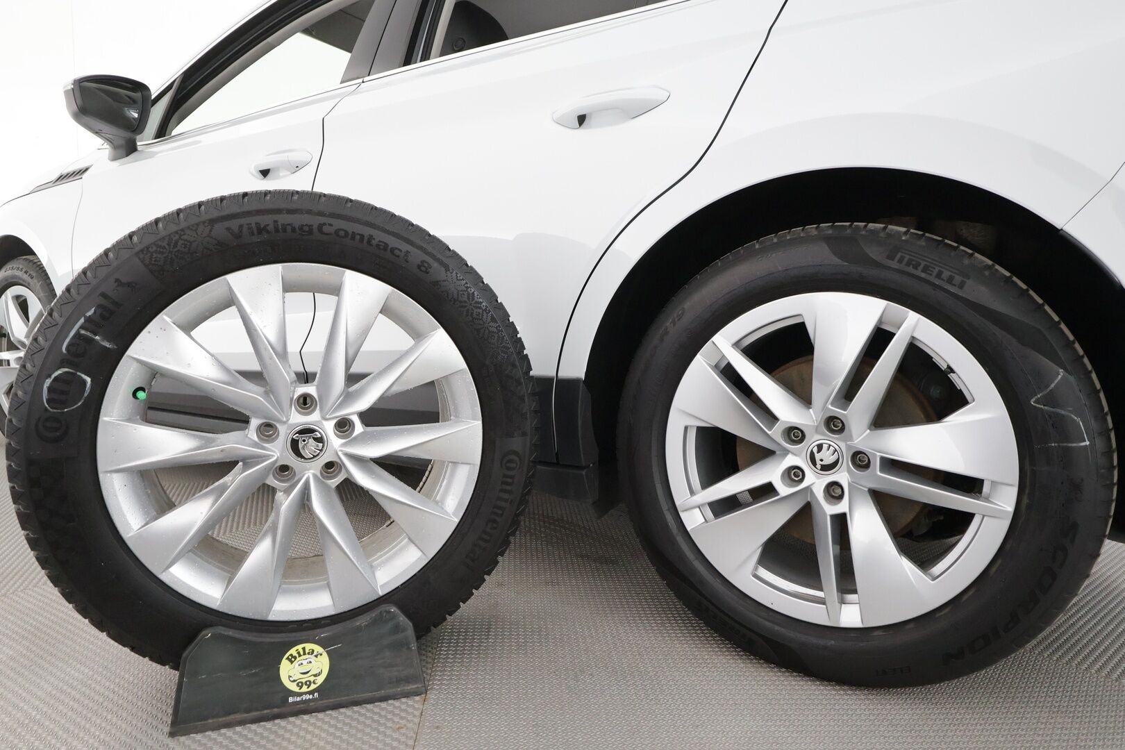 Skoda Enyaq 2022 80x 4x4 iV * ACC / ILP / Koukku / Matrix LED / Puolinahat / P.Kamera / Navi / Keyless / Ratinlämmitin * - Kahdet renkaat aluvanteilla / Merkkihuollettu - HULLUT AVAJAISHULINAT KORKOTARJOUS 3,29 %