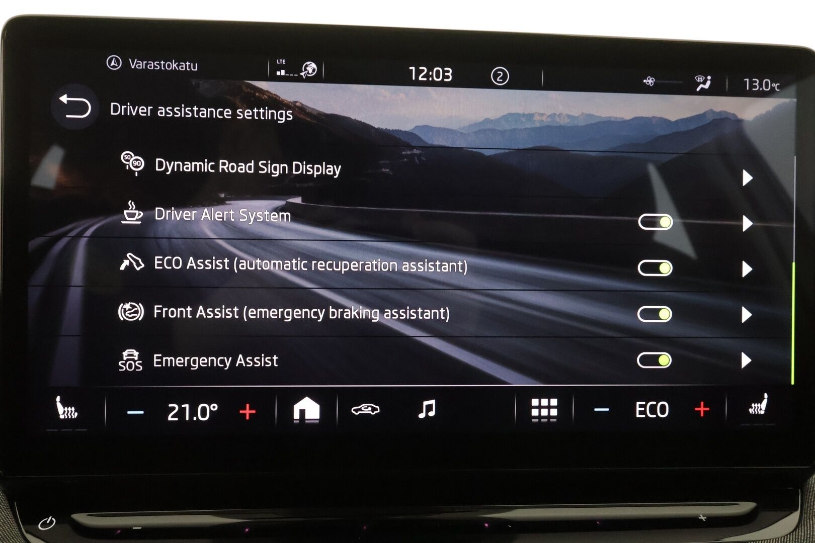 Skoda Enyaq 2022 80x 4x4 iV * ACC / ILP / Koukku / Matrix LED / Puolinahat / P.Kamera / Navi / Keyless / Ratinlämmitin * - Kahdet renkaat aluvanteilla / Merkkihuollettu - HULLUT AVAJAISHULINAT KORKOTARJOUS 3,29 %