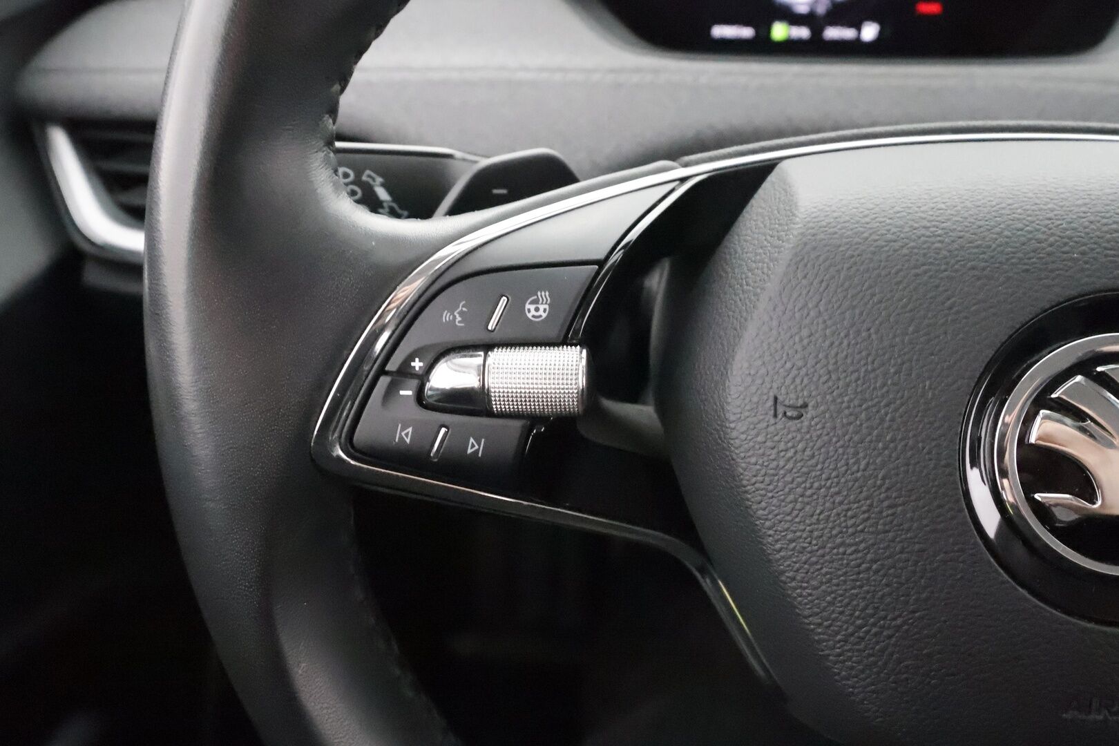 Skoda Enyaq 2022 80x 4x4 iV * ACC / ILP / Koukku / Matrix LED / Puolinahat / P.Kamera / Navi / Keyless / Ratinlämmitin * - Kahdet renkaat aluvanteilla / Merkkihuollettu - HULLUT AVAJAISHULINAT KORKOTARJOUS 3,29 %