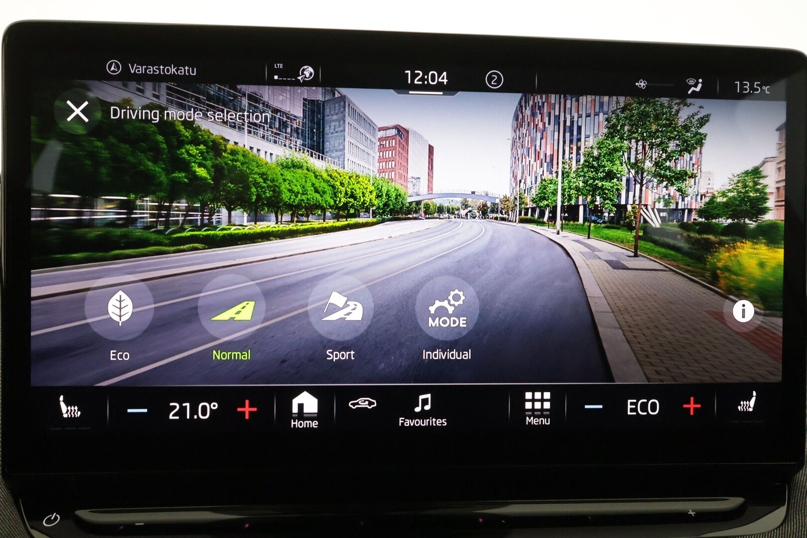 Skoda Enyaq 2022 80x 4x4 iV * ACC / ILP / Koukku / Matrix LED / Puolinahat / P.Kamera / Navi / Keyless / Ratinlämmitin * - Kahdet renkaat aluvanteilla / Merkkihuollettu - HULLUT AVAJAISHULINAT KORKOTARJOUS 3,29 %