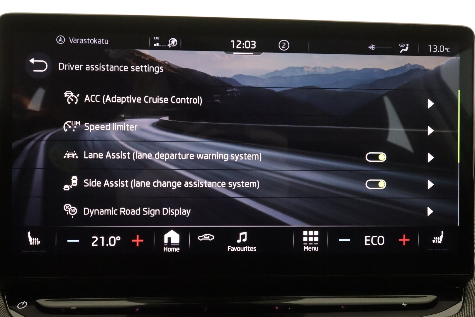 Skoda Enyaq 2022 80x 4x4 iV * ACC / ILP / Koukku / Matrix LED / Puolinahat / P.Kamera / Navi / Keyless / Ratinlämmitin * - Kahdet renkaat aluvanteilla / Merkkihuollettu - HULLUT AVAJAISHULINAT KORKOTARJOUS 3,29 %