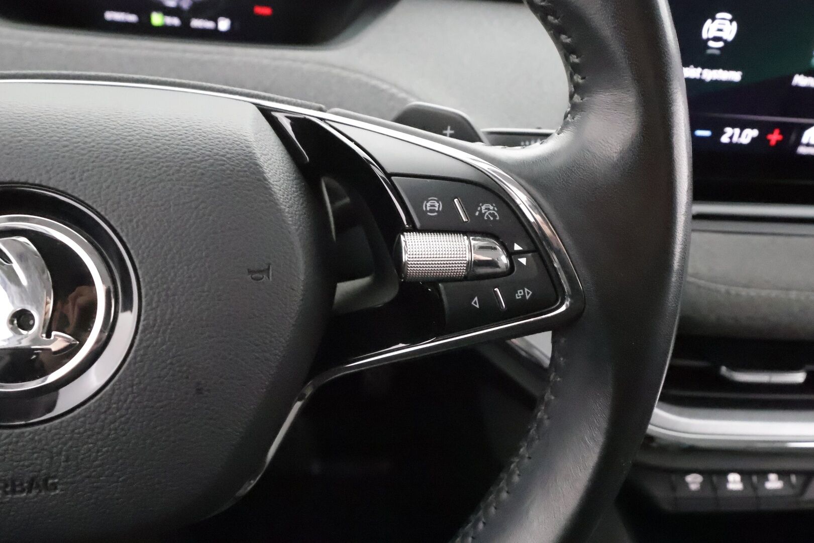 Skoda Enyaq 2022 80x 4x4 iV * ACC / ILP / Koukku / Matrix LED / Puolinahat / P.Kamera / Navi / Keyless / Ratinlämmitin * - Kahdet renkaat aluvanteilla / Merkkihuollettu - HULLUT AVAJAISHULINAT KORKOTARJOUS 3,29 %