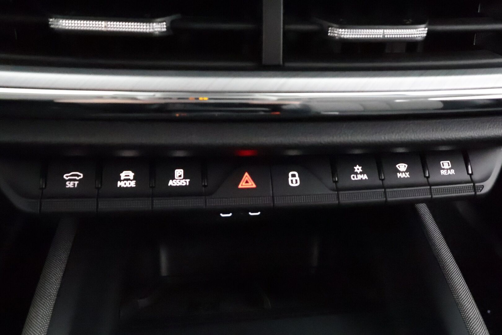 Skoda Enyaq 2022 80x 4x4 iV * ACC / ILP / Koukku / Matrix LED / Puolinahat / P.Kamera / Navi / Keyless / Ratinlämmitin * - Kahdet renkaat aluvanteilla / Merkkihuollettu - HULLUT AVAJAISHULINAT KORKOTARJOUS 3,29 %