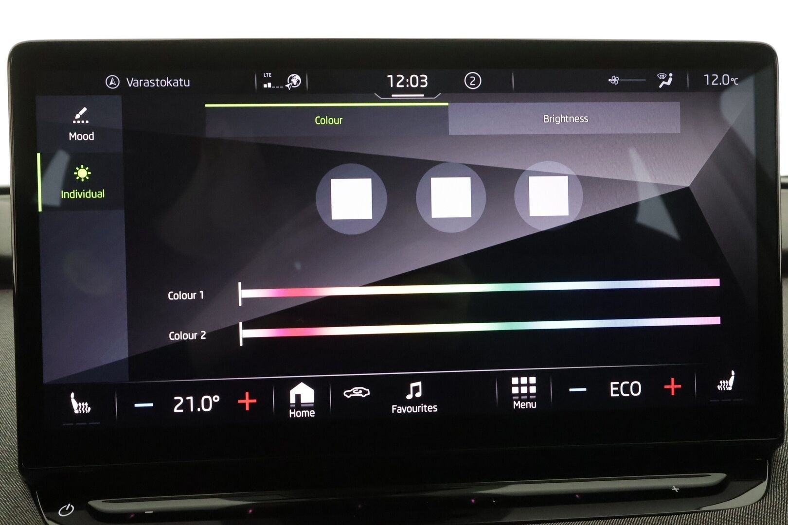 Skoda Enyaq 2022 80x 4x4 iV * ACC / ILP / Koukku / Matrix LED / Puolinahat / P.Kamera / Navi / Keyless / Ratinlämmitin * - Kahdet renkaat aluvanteilla / Merkkihuollettu - HULLUT AVAJAISHULINAT KORKOTARJOUS 3,29 %