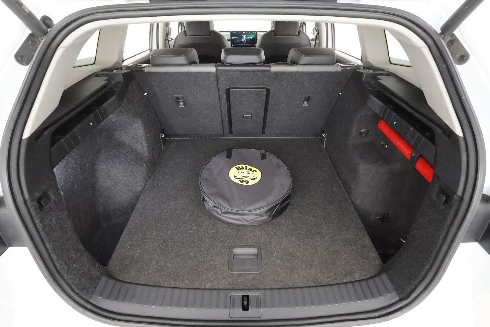 Skoda Enyaq 2022 80x 4x4 iV * ACC / ILP / Koukku / Matrix LED / Puolinahat / P.Kamera / Navi / Keyless / Ratinlämmitin * - Kahdet renkaat aluvanteilla / Merkkihuollettu - HULLUT AVAJAISHULINAT KORKOTARJOUS 3,29 %