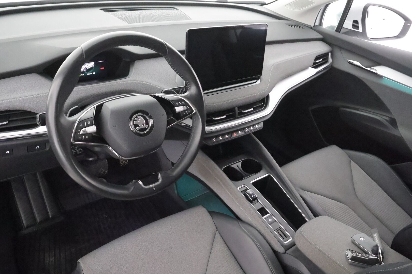 Skoda Enyaq 2022 80x 4x4 iV * ACC / ILP / Koukku / Matrix LED / Puolinahat / P.Kamera / Navi / Keyless / Ratinlämmitin * - Kahdet renkaat aluvanteilla / Merkkihuollettu - HULLUT AVAJAISHULINAT KORKOTARJOUS 3,29 %