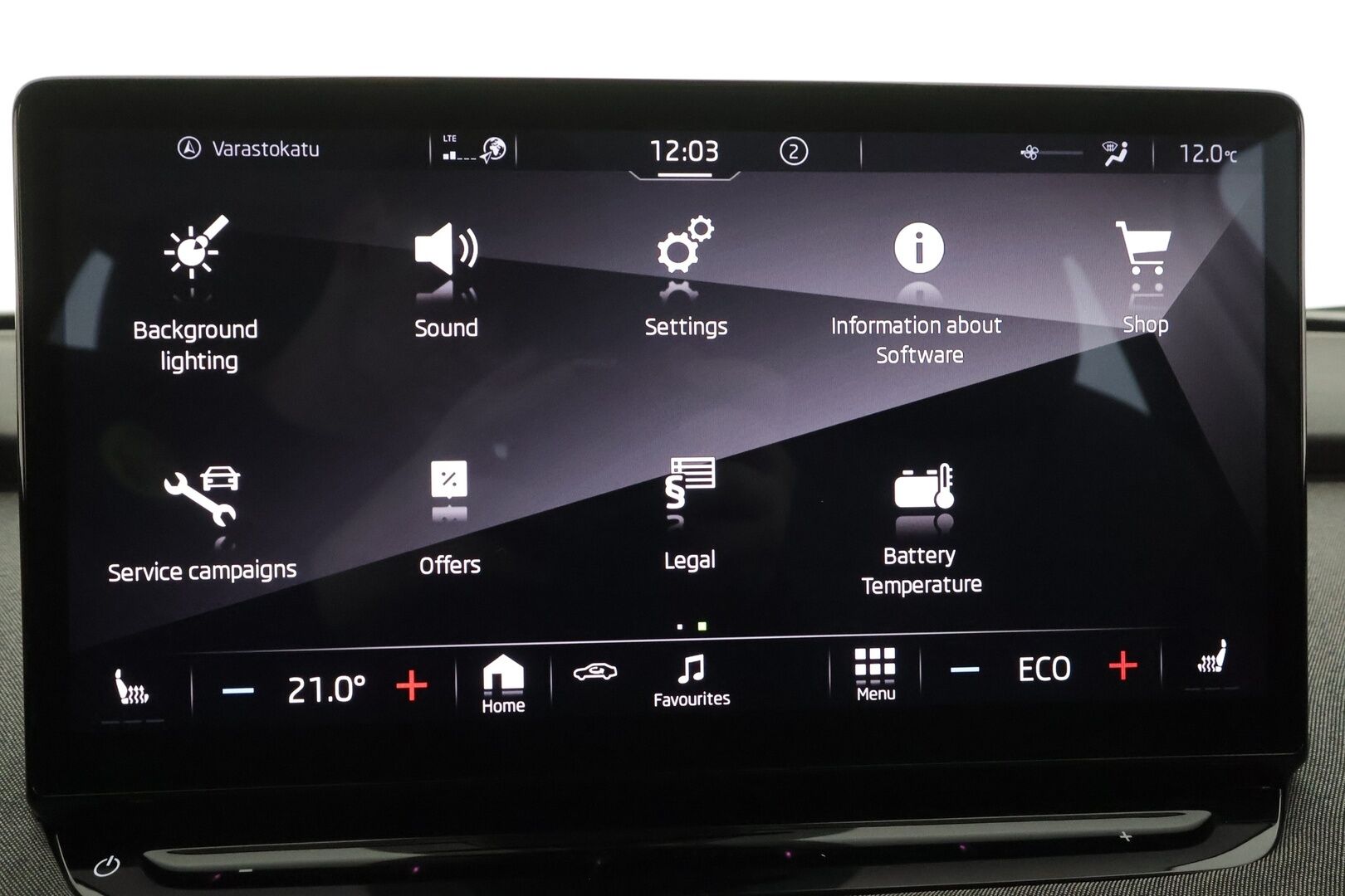 Skoda Enyaq 2022 80x 4x4 iV * ACC / ILP / Koukku / Matrix LED / Puolinahat / P.Kamera / Navi / Keyless / Ratinlämmitin * - Kahdet renkaat aluvanteilla / Merkkihuollettu - HULLUT AVAJAISHULINAT KORKOTARJOUS 3,29 %