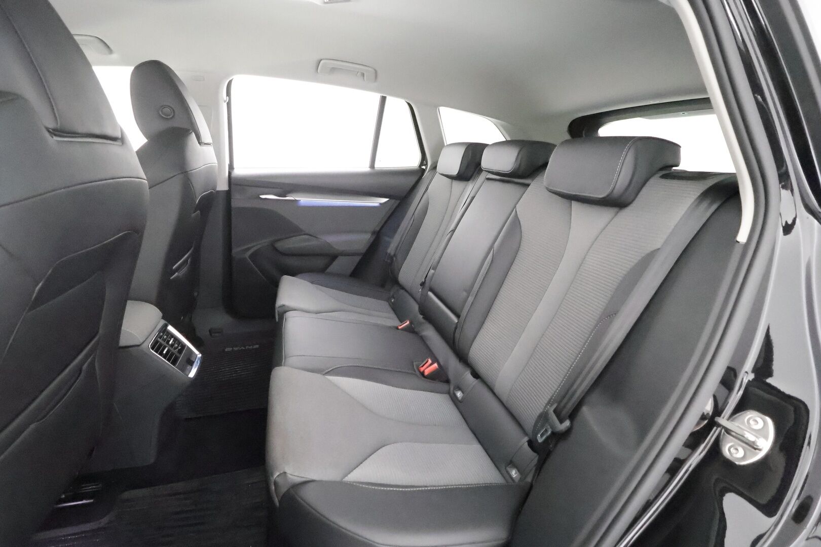Skoda Enyaq 2022 80x 4x4 iV * ACC / ILP / Koukku / Matrix-LED / P.kamera / Keyless / Apple&Android *