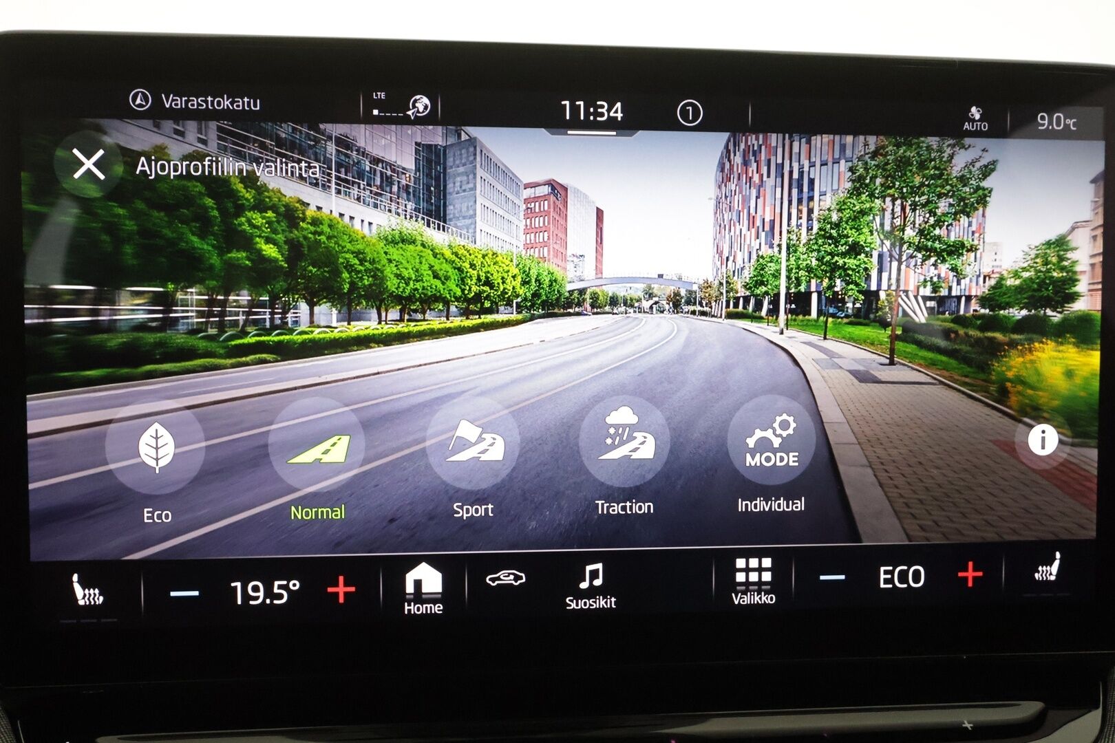 Skoda Enyaq 2022 80x 4x4 iV * ACC / ILP / Koukku / Matrix-LED / P.kamera / Keyless / Apple&Android *