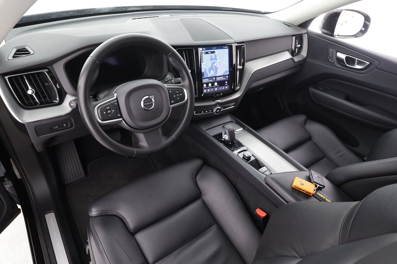 Volvo XC60 2023 T6 AWD Long Range Core aut - | Koukku | Panorama | ACC | Full-LED | 360 | Sporttinahat Muistilla | Navi | Kaistavahti | Katveavustin | Keyless | 2x Latauskaapelit | Kahdet renkaat | Merkkihuollot |