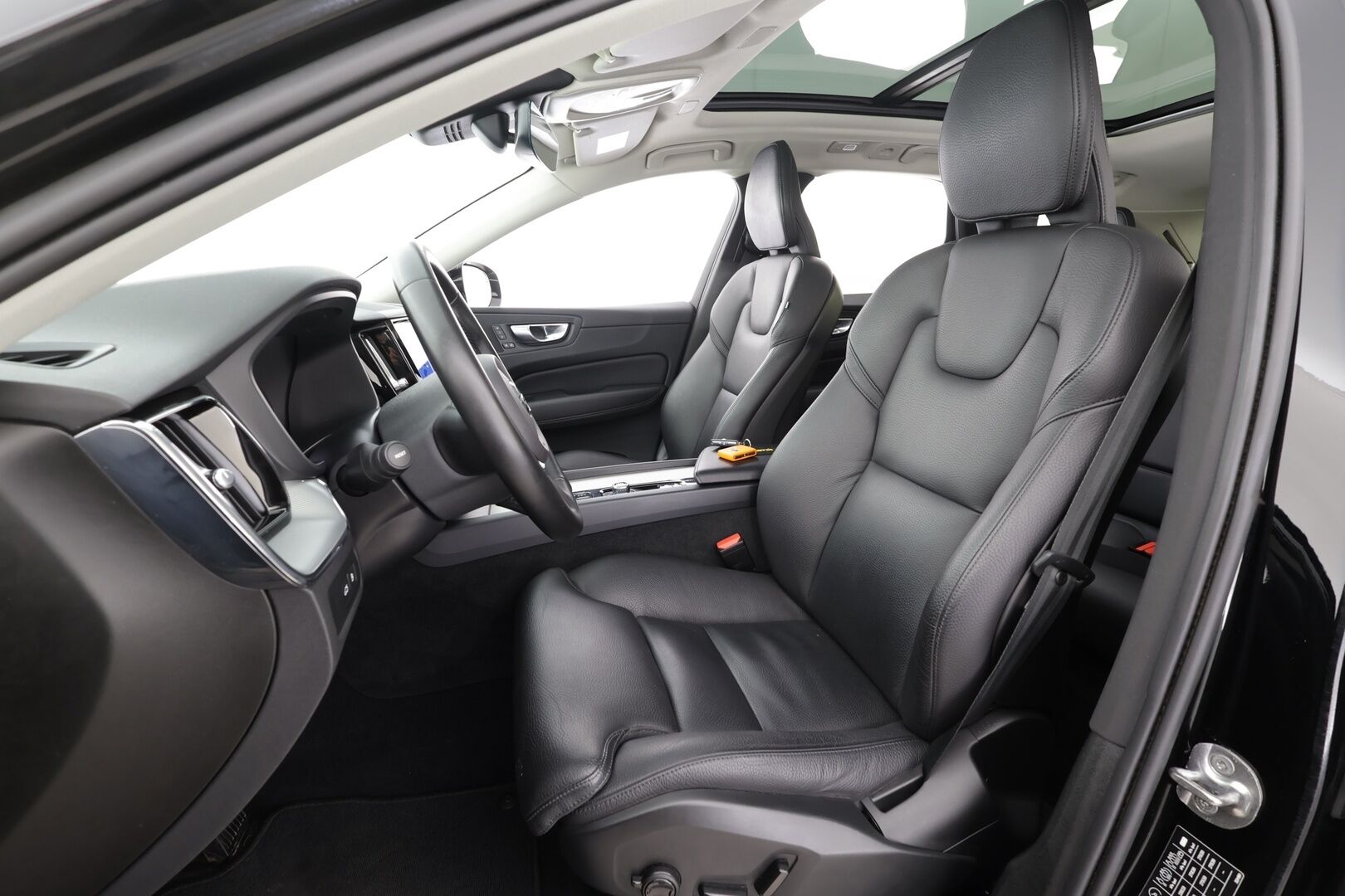 Volvo XC60 2023 T6 AWD Long Range Core aut - | Koukku | Panorama | ACC | Full-LED | 360 | Sporttinahat Muistilla | Navi | Kaistavahti | Katveavustin | Keyless | 2x Latauskaapelit | Kahdet renkaat | Merkkihuollot |