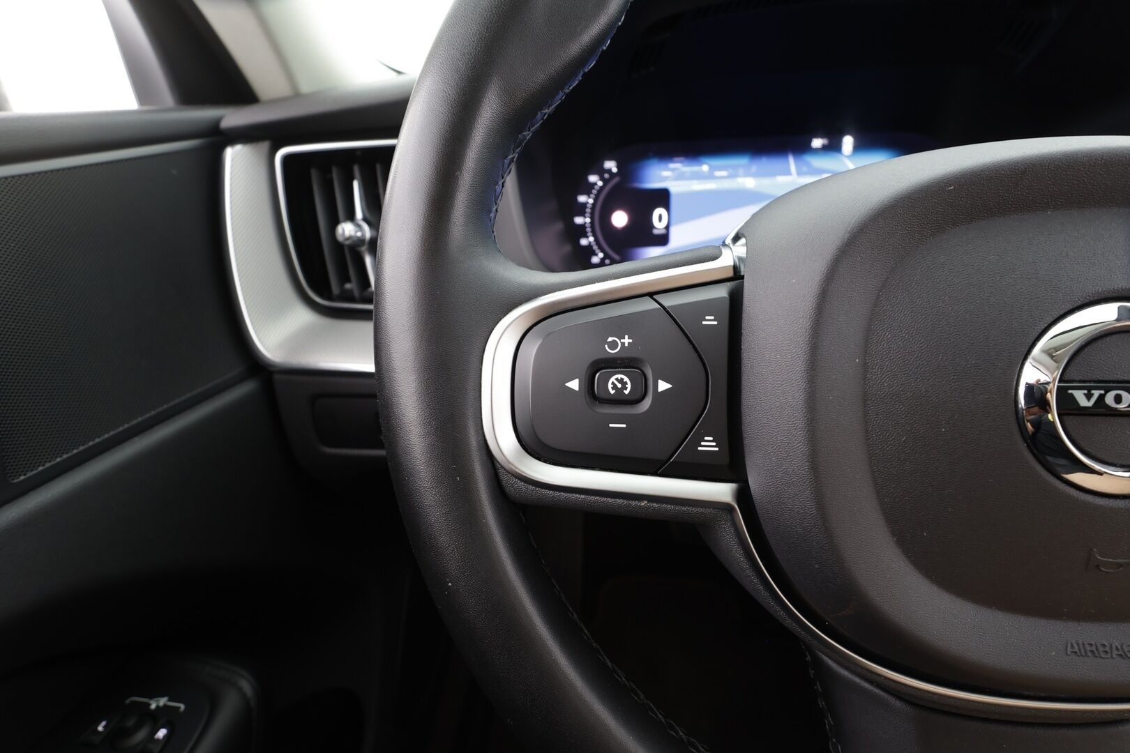 Volvo XC60 2023 T6 AWD Long Range Core aut - | Koukku | Panorama | ACC | Full-LED | 360 | Sporttinahat Muistilla | Navi | Kaistavahti | Katveavustin | Keyless | 2x Latauskaapelit | Kahdet renkaat | Merkkihuollot |