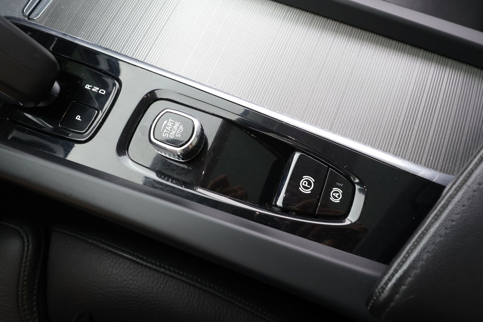 Volvo XC60 2023 T6 AWD Long Range Core aut - | Koukku | Panorama | ACC | Full-LED | 360 | Sporttinahat Muistilla | Navi | Kaistavahti | Katveavustin | Keyless | 2x Latauskaapelit | Kahdet renkaat | Merkkihuollot |