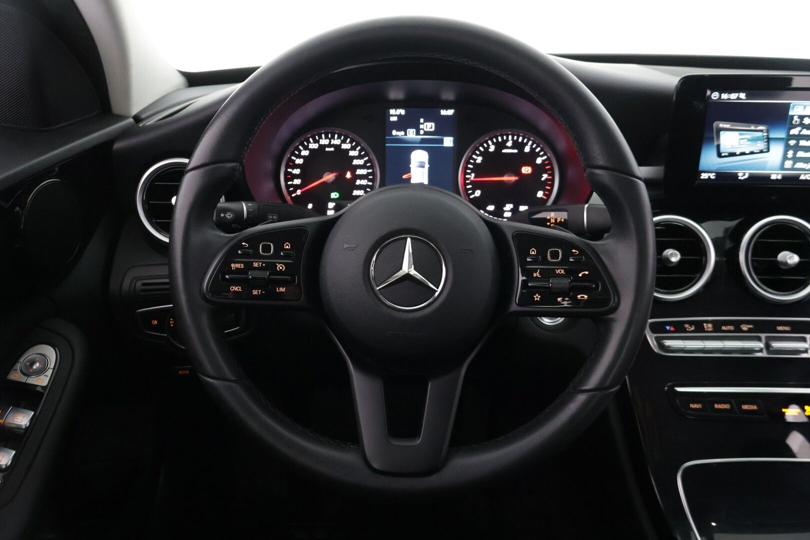 Mercedes-Benz C 2020 180 A Business / Vakkari / Peruutuskamera / Sport-istuimet / - Vähän ajettu/ Kahdet renkaat/ viimesin huolto tehty 56tkm kohdalla - HULLUT JOULUT KORKOTARJOUS 2,49% 