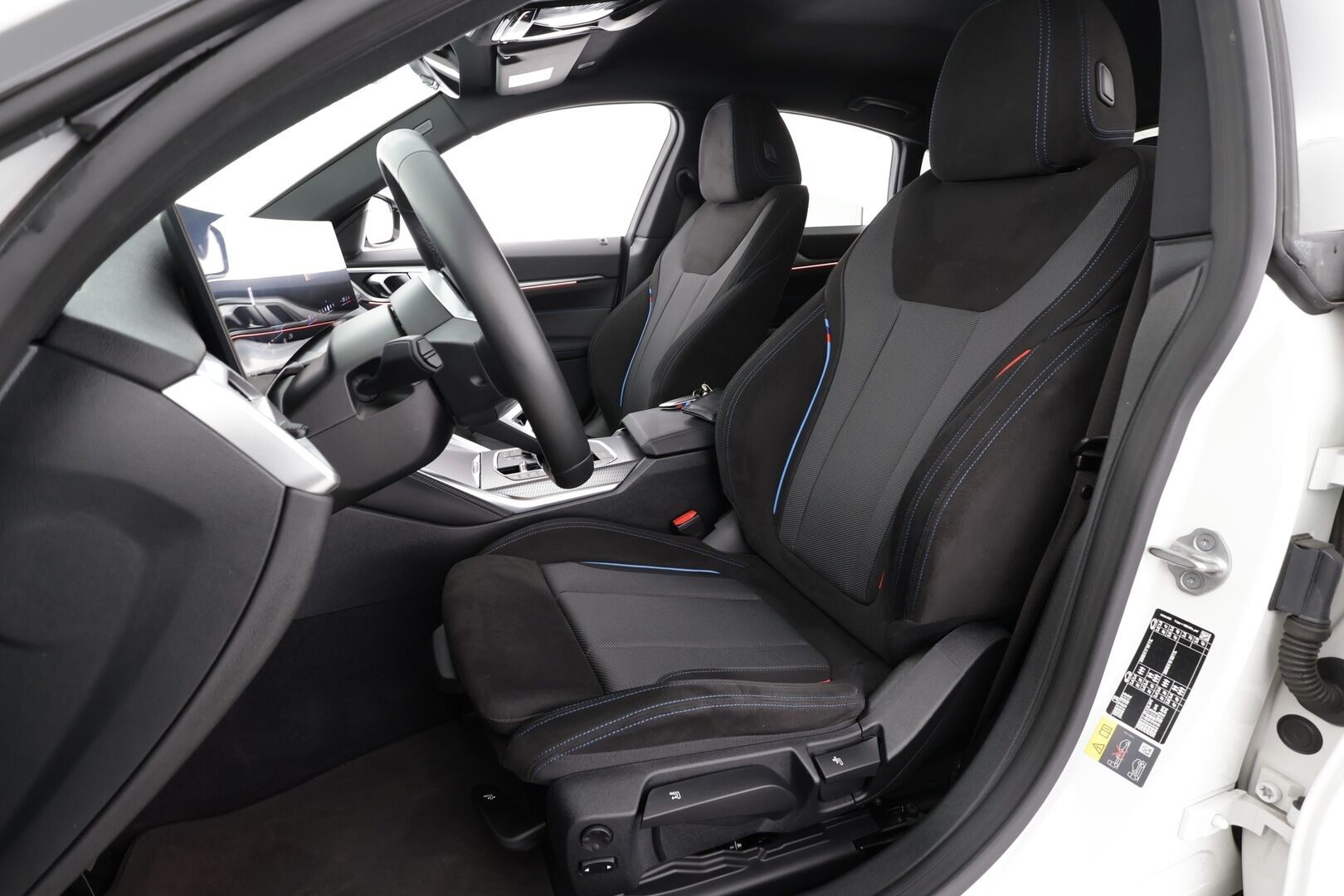 BMW I4 2025 xDrive40 M Sport * Widescreen / ACC / HUD / LED / 360° / Sportpenkit / Navi / Kaistavahti / Comfort Access / HiFi * - Akku kuntotarkastettu SoH 97,3% / Kahdet renkaat - HULLU BLACKWEEK KORKOTARJOUS 2,49%