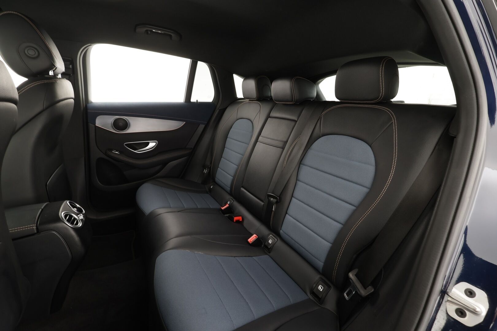 MERCEDES-BENZ EQC 2023 400 AMG * Distronic+ / P.kamera / Multibeam / Navi / Midline / Muistipenkit / KeylessGo / Sähköluukku / Widescreen * - HULLU BLACKWEEK KORKOTARJOUS 2,49%