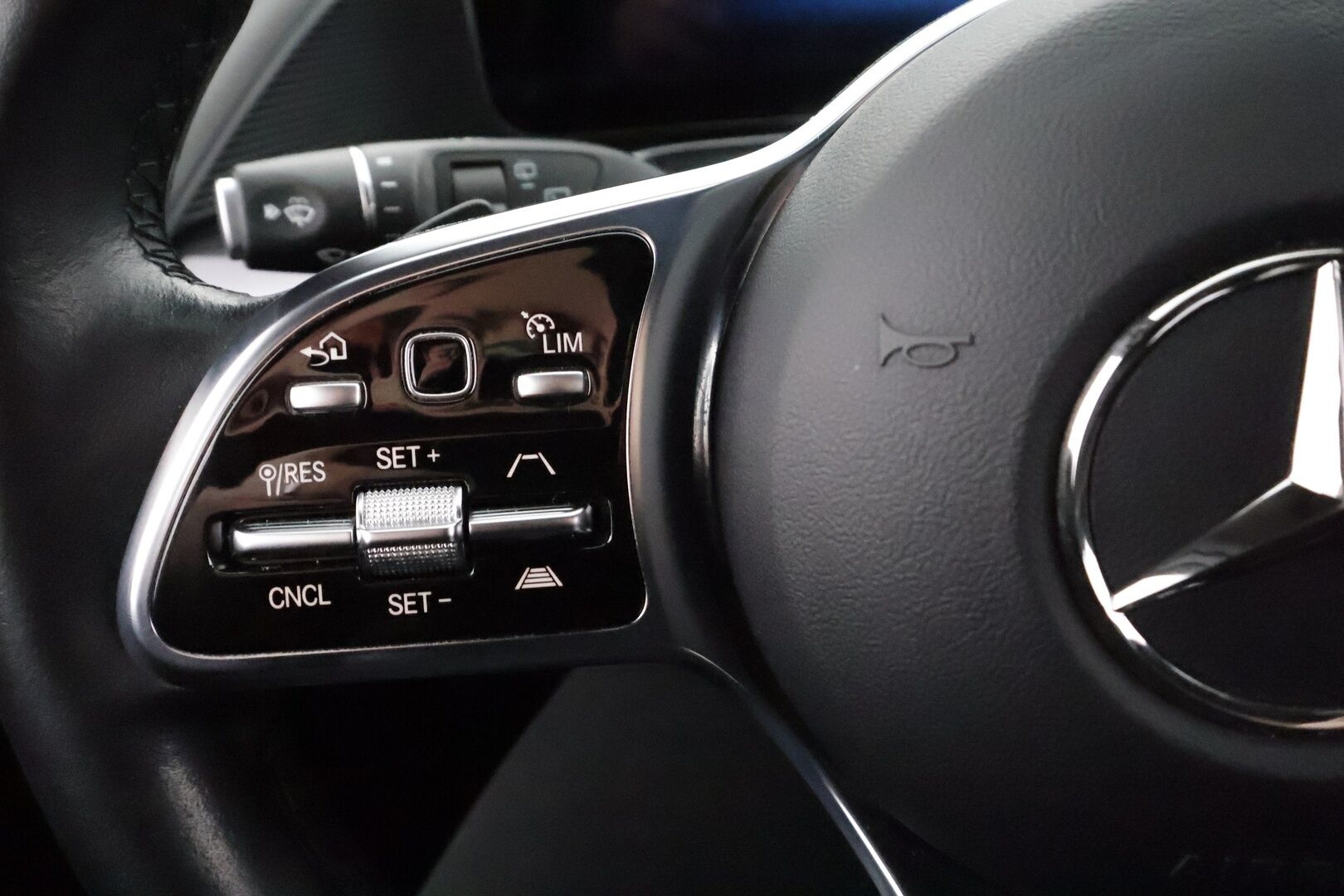 MERCEDES-BENZ EQC 2023 400 AMG * Distronic+ / P.kamera / Multibeam / Navi / Midline / Muistipenkit / KeylessGo / Sähköluukku / Widescreen * - HULLU BLACKWEEK KORKOTARJOUS 2,49%