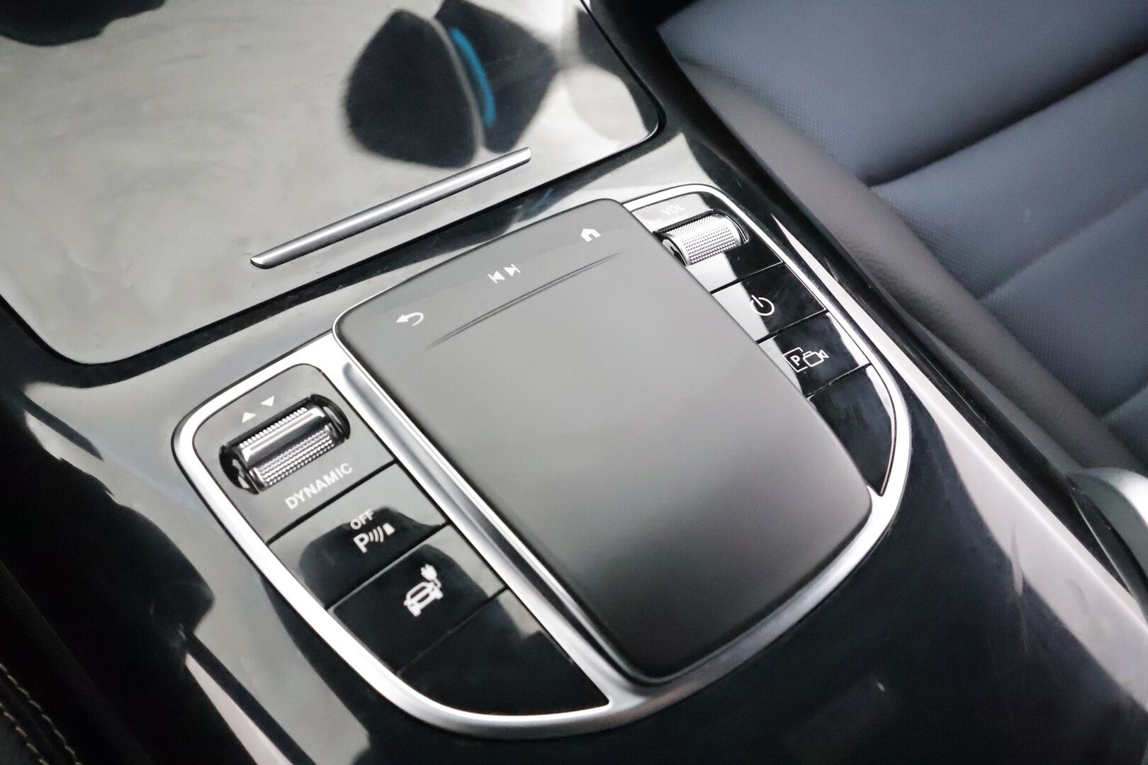 MERCEDES-BENZ EQC 2023 400 AMG * Distronic+ / P.kamera / Multibeam / Navi / Midline / Muistipenkit / KeylessGo / Sähköluukku / Widescreen * - HULLU BLACKWEEK KORKOTARJOUS 2,49%