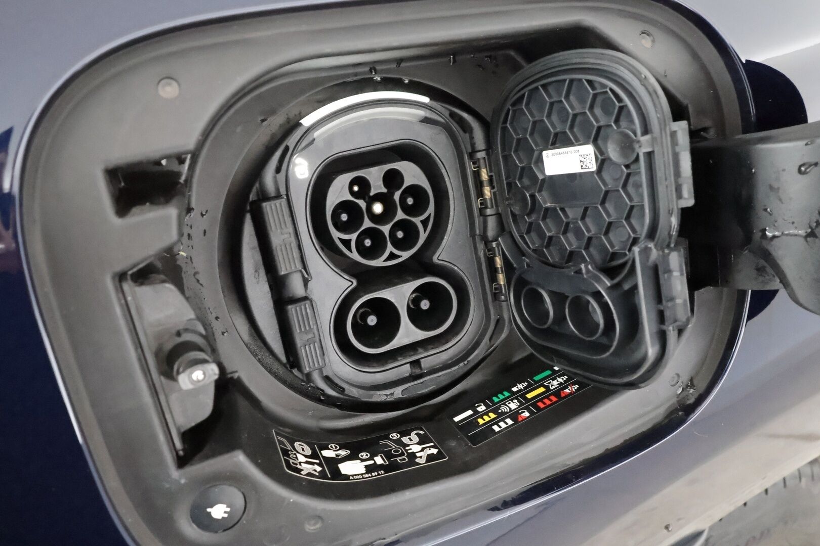 MERCEDES-BENZ EQC 2023 400 AMG * Distronic+ / P.kamera / Multibeam / Navi / Midline / Muistipenkit / KeylessGo / Sähköluukku / Widescreen * - HULLU BLACKWEEK KORKOTARJOUS 2,49%