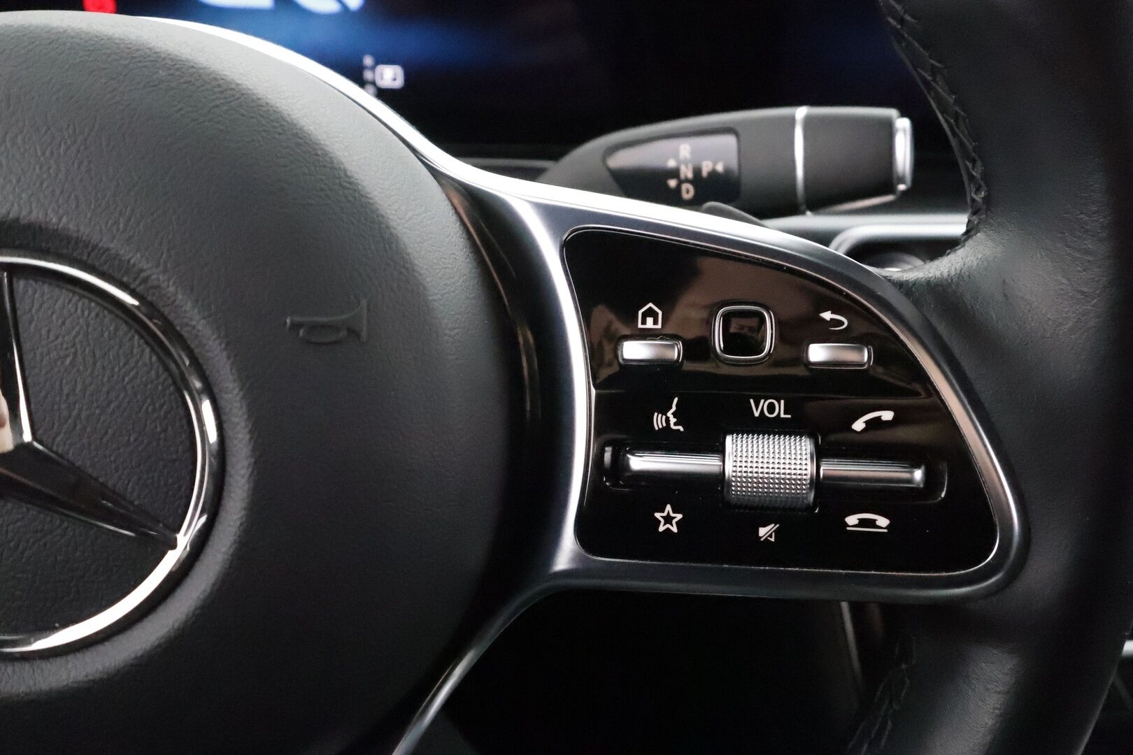 MERCEDES-BENZ EQC 2023 400 AMG * Distronic+ / P.kamera / Multibeam / Navi / Midline / Muistipenkit / KeylessGo / Sähköluukku / Widescreen * - HULLU BLACKWEEK KORKOTARJOUS 2,49%