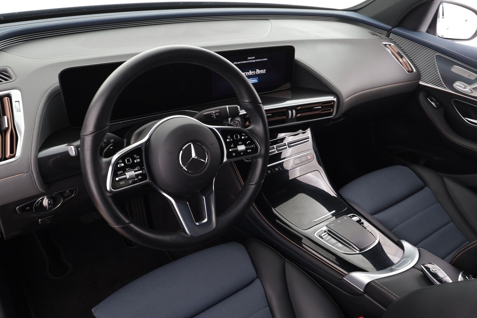 MERCEDES-BENZ EQC 2023 400 AMG * Distronic+ / P.kamera / Multibeam / Navi / Midline / Muistipenkit / KeylessGo / Sähköluukku / Widescreen * - HULLU BLACKWEEK KORKOTARJOUS 2,49%