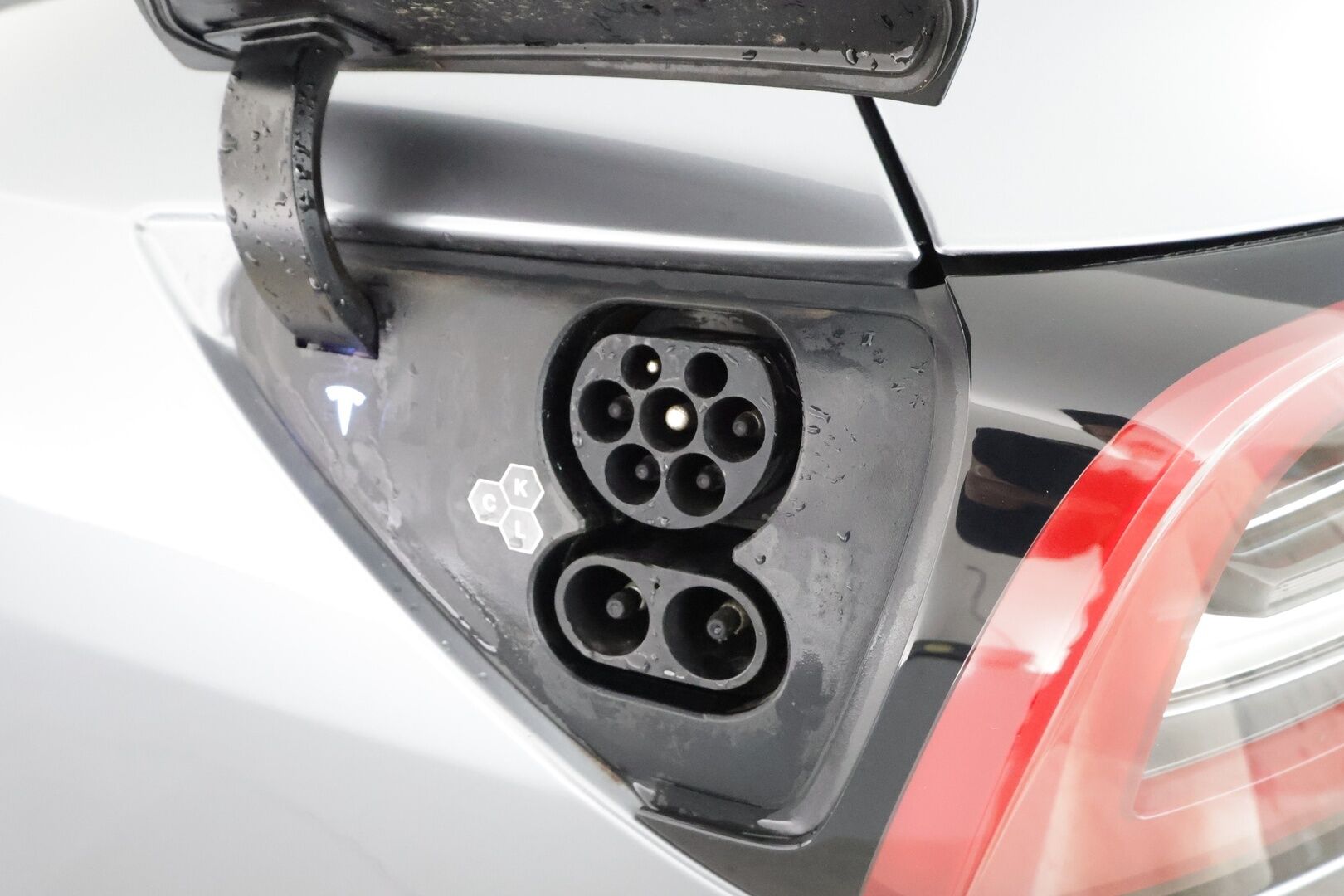 TESLA MODEL Y 2024 RWD * Lasikatto / P.kamera / Matrix LED / Premium Audio / ILP / Navi / Nahat * - Akku kuntotarkastettu 