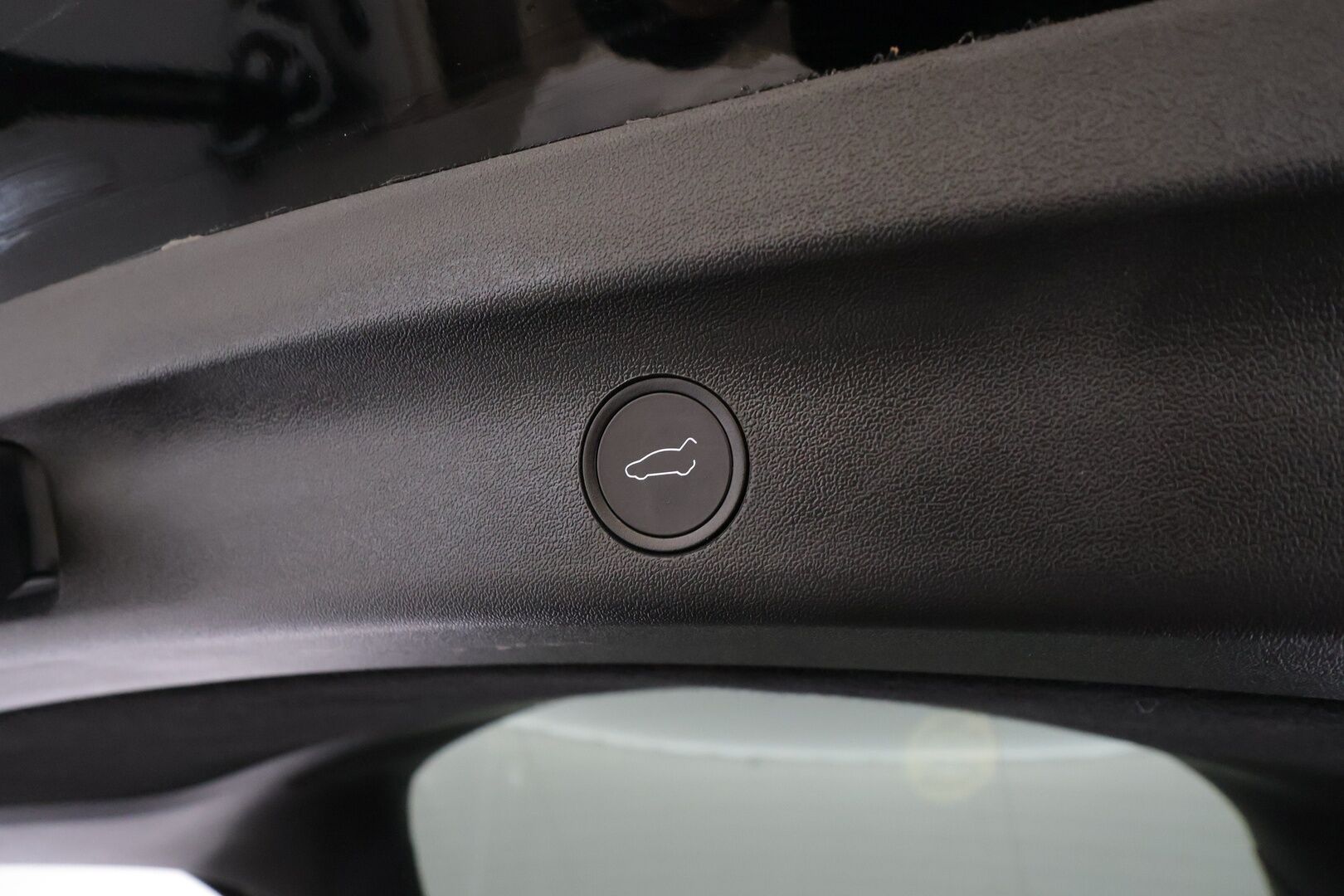 TESLA MODEL Y 2023 Long Range Dual Motor * Lasikatto / Premium Audio / P.kamera / Matrix LED / ILP / Nahat / Navi * - Kahdet renkaat aluvanteilla - HULLUT BLACKWEEK JATKOT - KORKOTARJOUS 2,49%