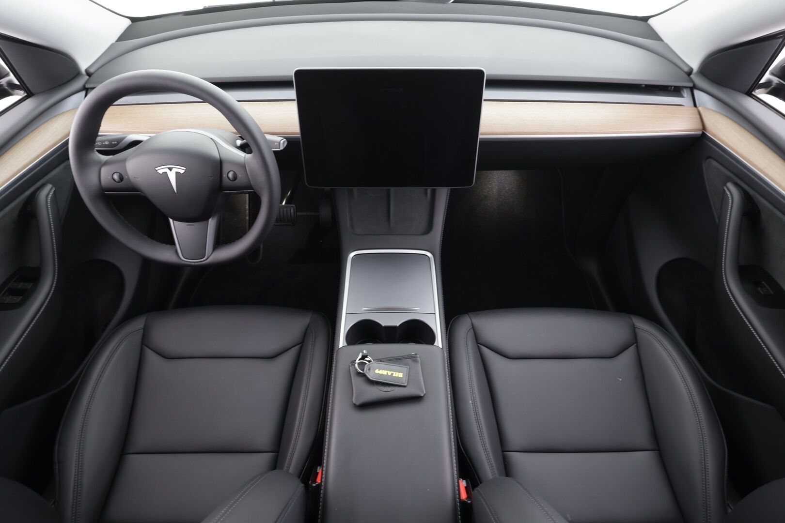 TESLA MODEL Y 2023 Long Range Dual Motor * Lasikatto / Premium Audio / P.kamera / Matrix LED / ILP / Nahat / Navi * - Kahdet renkaat aluvanteilla - HULLUT BLACKWEEK JATKOT - KORKOTARJOUS 2,49%