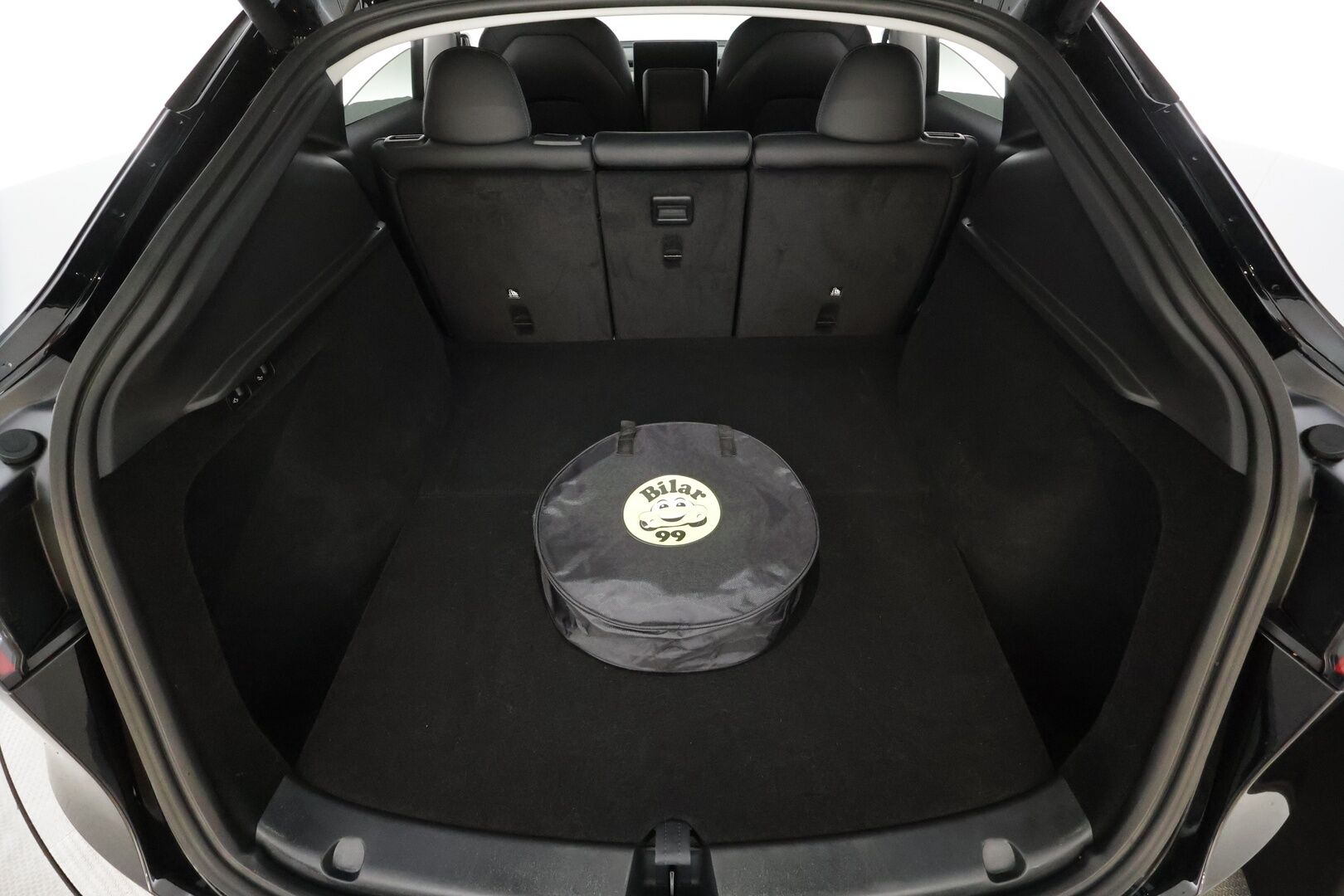 TESLA MODEL Y 2023 Long Range Dual Motor * Lasikatto / Premium Audio / P.kamera / Matrix LED / ILP / Nahat / Navi * - Kahdet renkaat aluvanteilla - HULLUT BLACKWEEK JATKOT - KORKOTARJOUS 2,49%