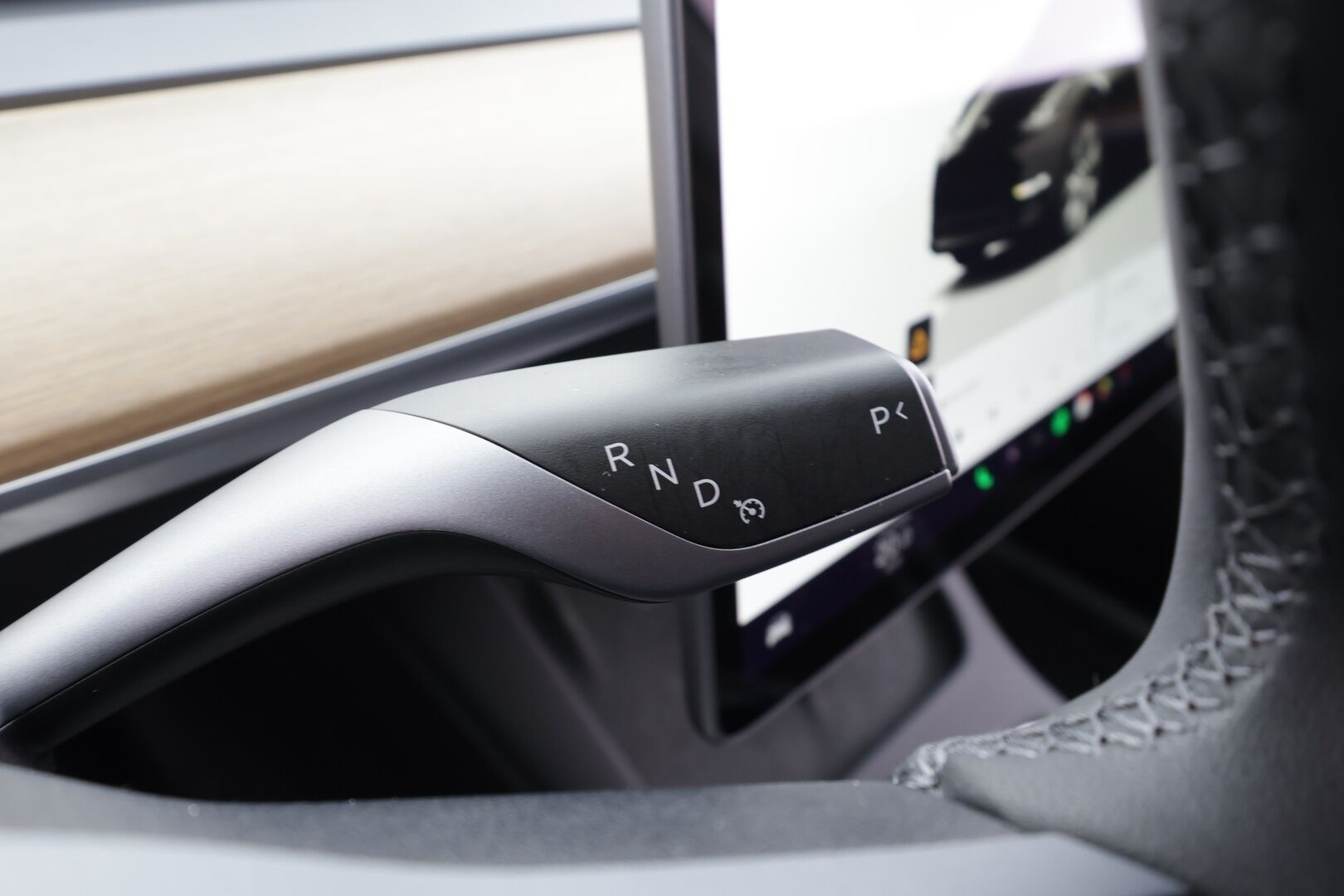 TESLA MODEL Y 2023 Long Range Dual Motor * Lasikatto / Premium Audio / P.kamera / Matrix LED / ILP / Nahat / Navi * - Kahdet renkaat aluvanteilla - HULLUT BLACKWEEK JATKOT - KORKOTARJOUS 2,49%