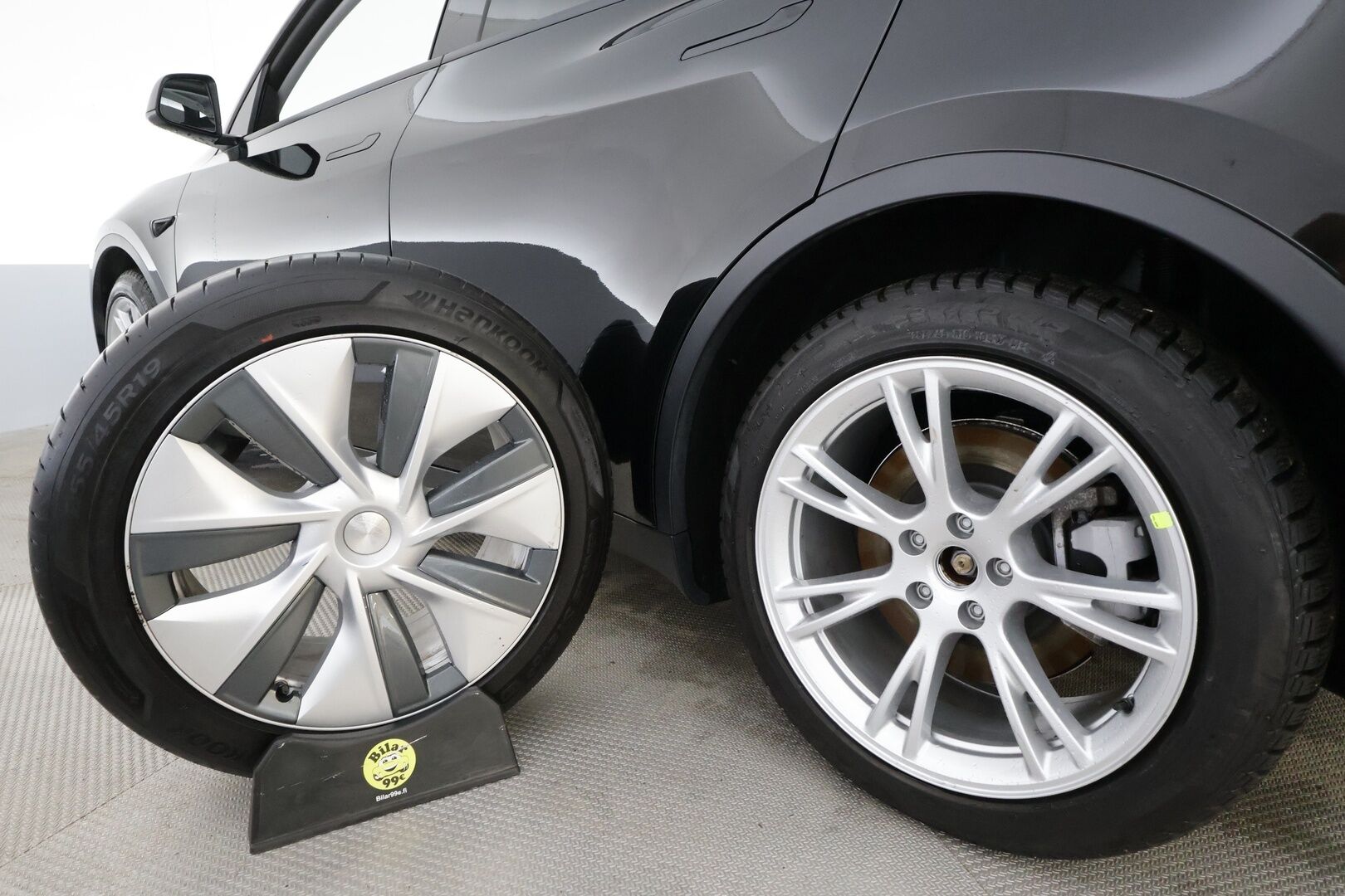 TESLA MODEL Y 2023 Long Range Dual Motor * Lasikatto / Premium Audio / P.kamera / Matrix LED / ILP / Nahat / Navi * - Kahdet renkaat aluvanteilla - HULLUT BLACKWEEK JATKOT - KORKOTARJOUS 2,49%