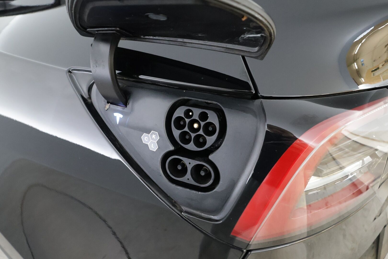 TESLA MODEL Y 2023 Long Range Dual Motor * Lasikatto / Premium Audio / P.kamera / Matrix LED / ILP / Nahat / Navi * - Kahdet renkaat aluvanteilla - HULLUT BLACKWEEK JATKOT - KORKOTARJOUS 2,49%