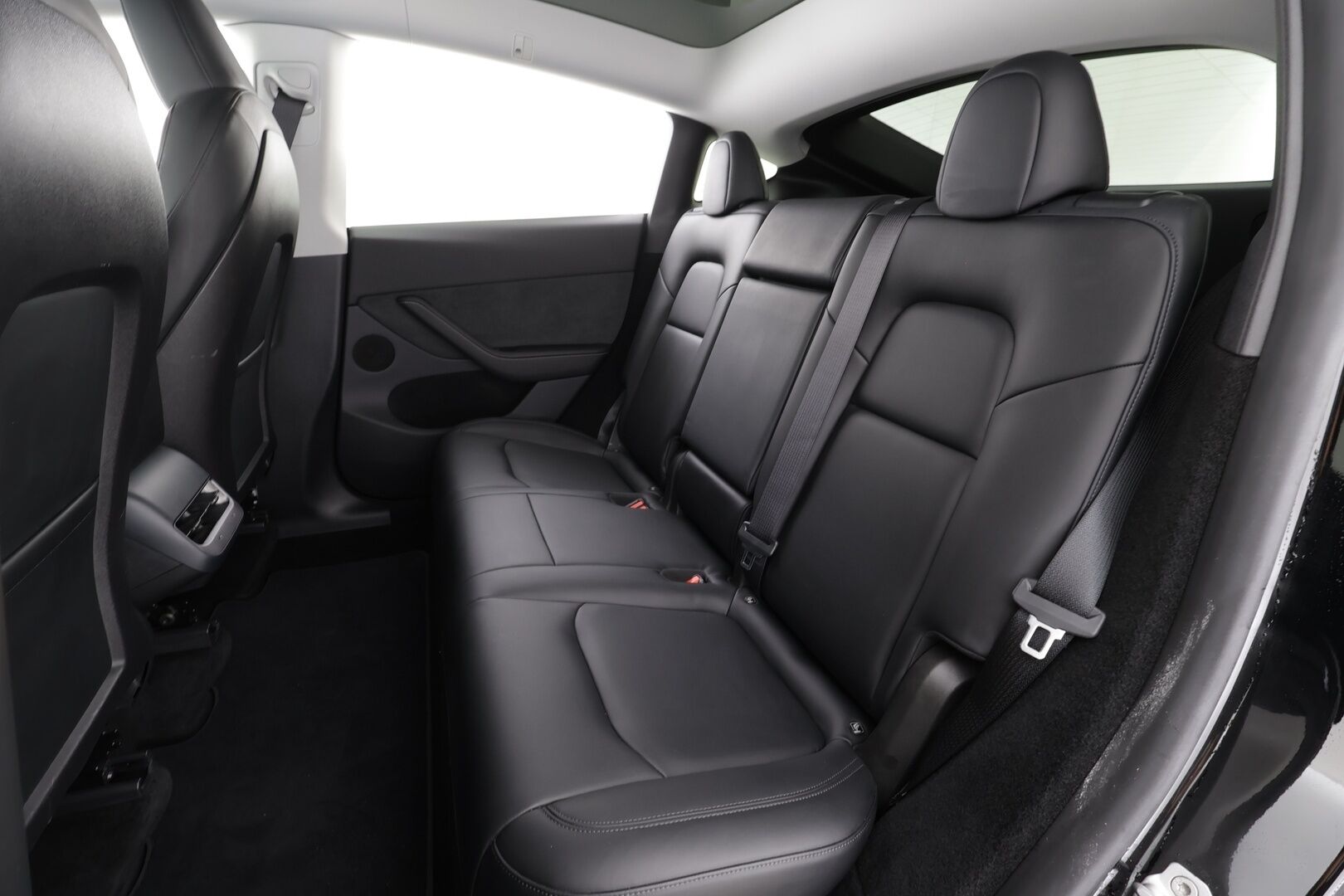 TESLA MODEL Y 2023 Long Range Dual Motor * Lasikatto / Premium Audio / P.kamera / Matrix LED / ILP / Nahat / Navi * - Kahdet renkaat aluvanteilla - HULLUT BLACKWEEK JATKOT - KORKOTARJOUS 2,49%