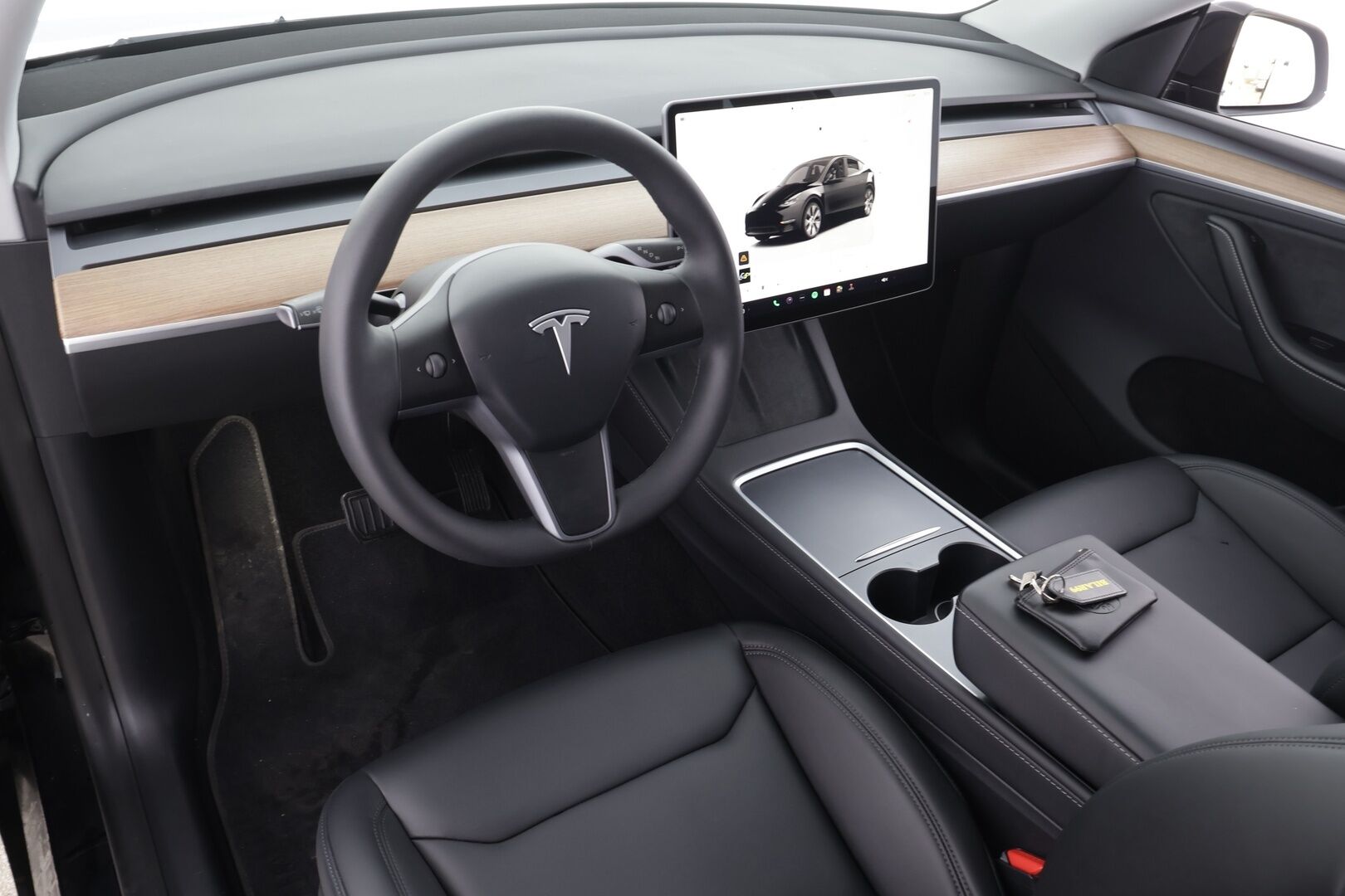 TESLA MODEL Y 2023 Long Range Dual Motor * Lasikatto / Premium Audio / P.kamera / Matrix LED / ILP / Nahat / Navi * - Kahdet renkaat aluvanteilla - HULLUT BLACKWEEK JATKOT - KORKOTARJOUS 2,49%
