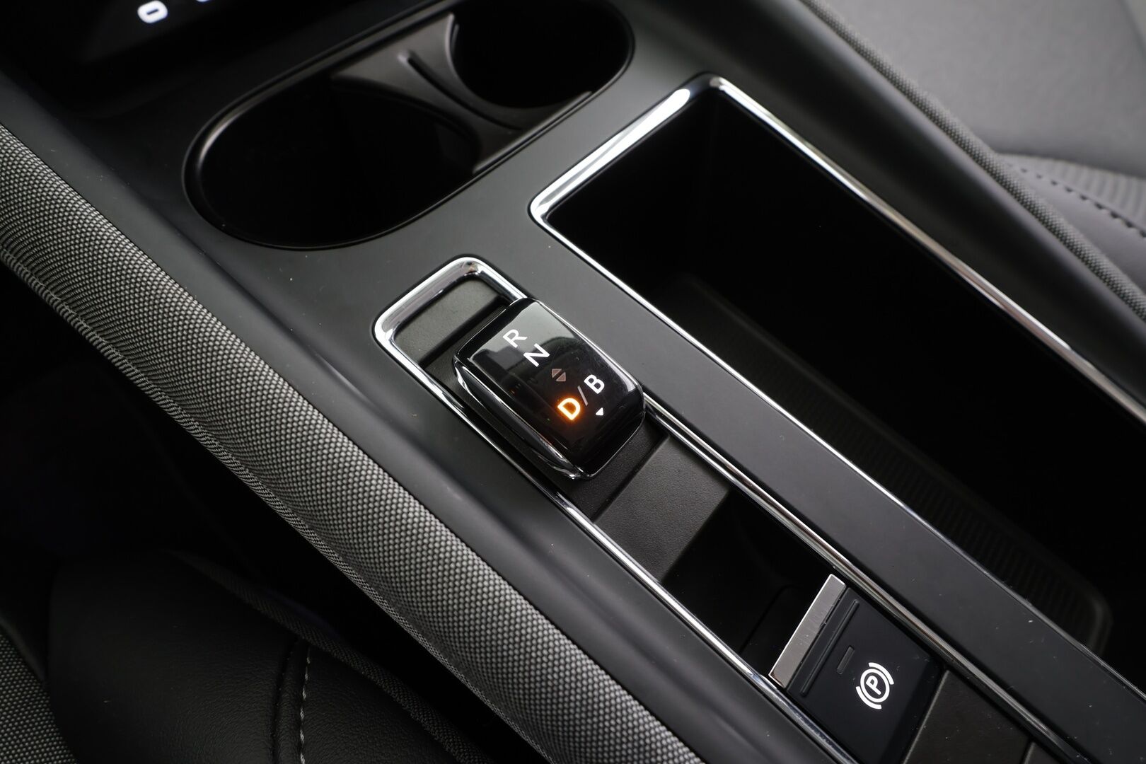 Skoda Enyaq 2022 80 iV * Lämpöpumppu / Vetokoukku / Adapt.Vakkari / Matrix LED / 360-Kamera / Navi / Kaistavahti / Keyless - Kahdet renkaat / Merkkihuollot