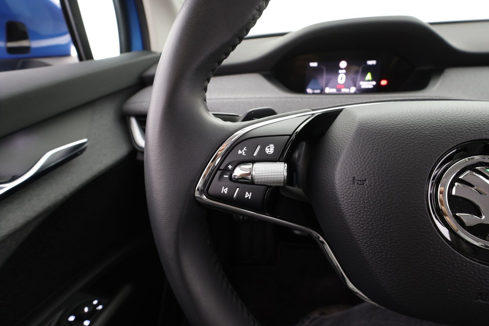 Skoda Enyaq 2022 80 iV * Lämpöpumppu / Vetokoukku / Adapt.Vakkari / Matrix LED / 360-Kamera / Navi / Kaistavahti / Keyless - Kahdet renkaat / Merkkihuollot