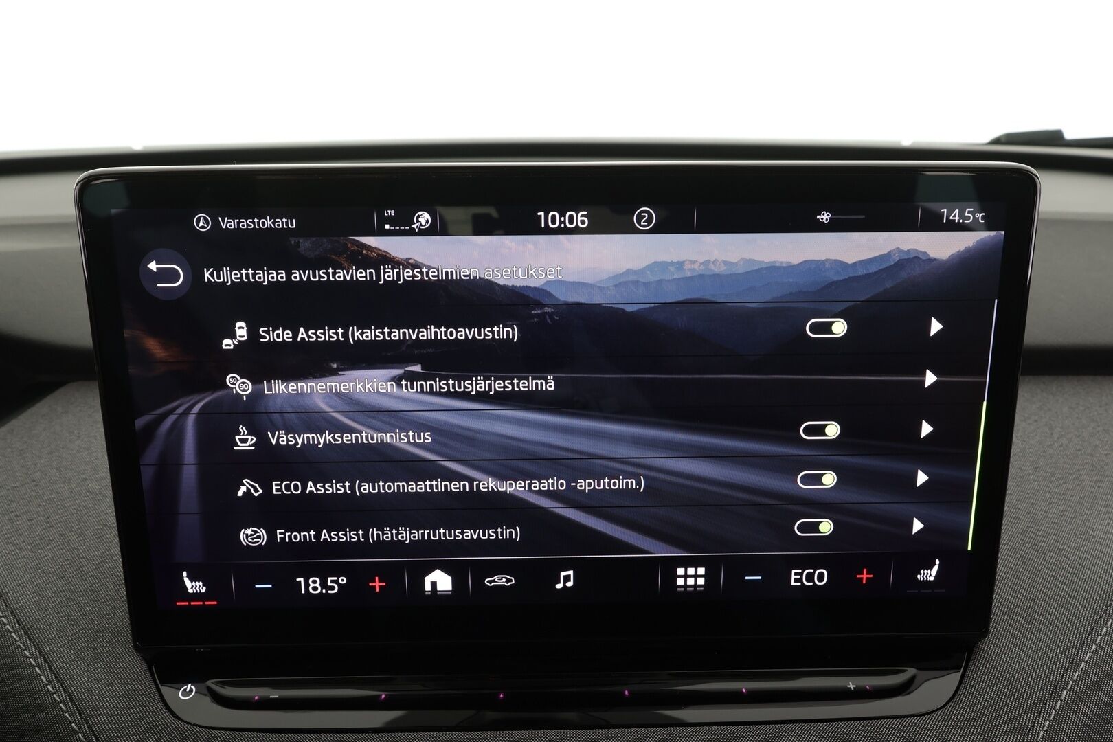 Skoda Enyaq 2022 80 iV * Lämpöpumppu / Vetokoukku / Adapt.Vakkari / Matrix LED / 360-Kamera / Navi / Kaistavahti / Keyless - Kahdet renkaat / Merkkihuollot