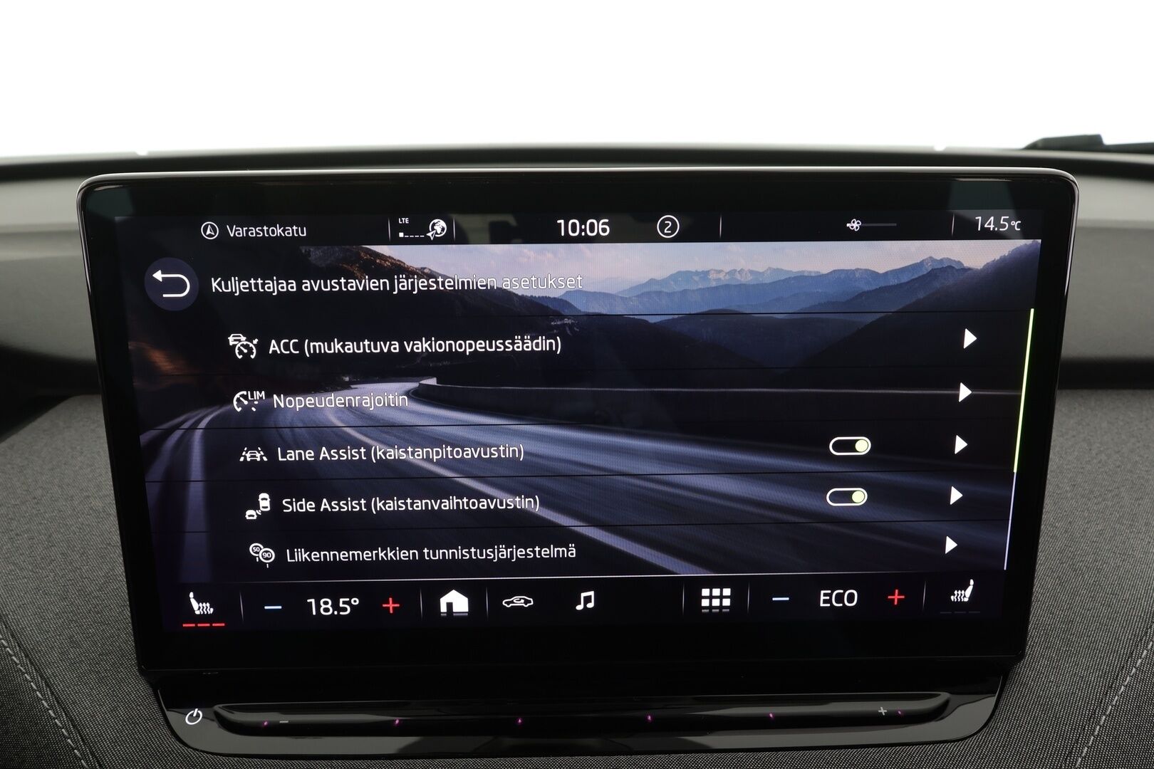 Skoda Enyaq 2022 80 iV * Lämpöpumppu / Vetokoukku / Adapt.Vakkari / Matrix LED / 360-Kamera / Navi / Kaistavahti / Keyless - Kahdet renkaat / Merkkihuollot