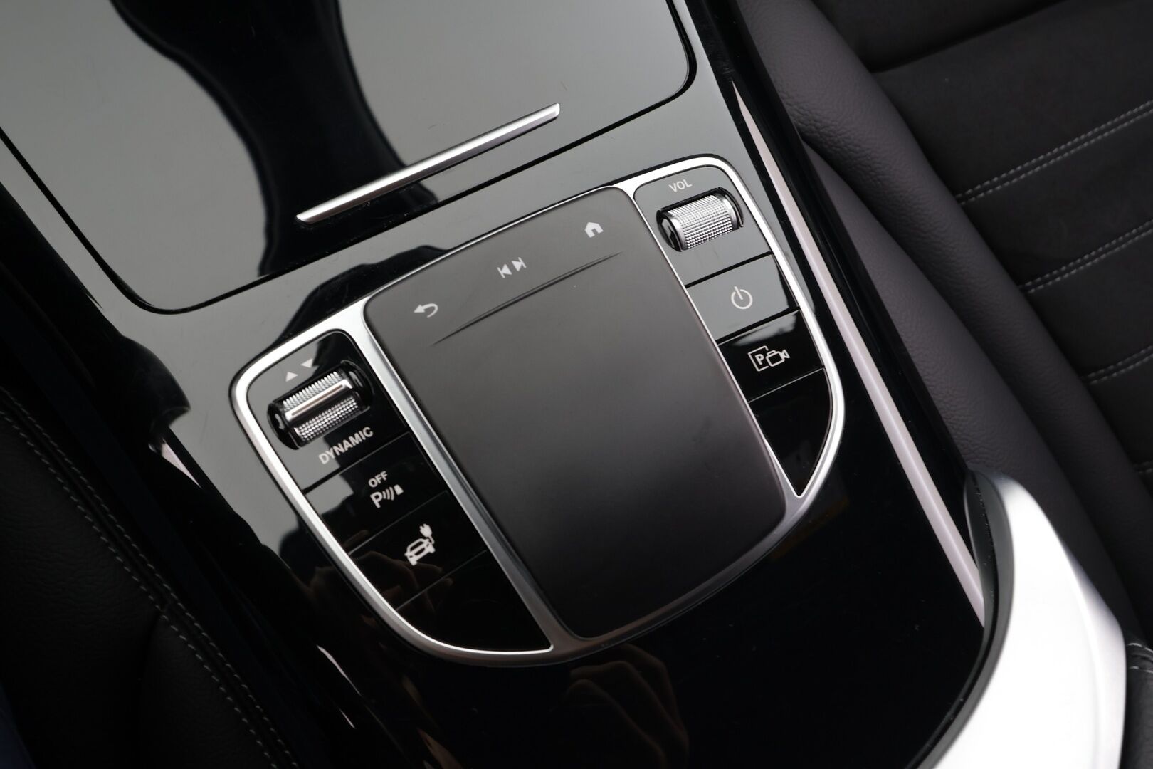 MERCEDES-BENZ EQC 2023 400 4Matic AMG * Distronic+ / 360° / Multibeam / HUD / Midline / Muistipenkit / Koukku / DTR+Q / KeylessGo / Puolinahat * - Kahdet renkaat aluvanteilla - HULLUT JOULUT KORKOTARJOUS 2,49% 