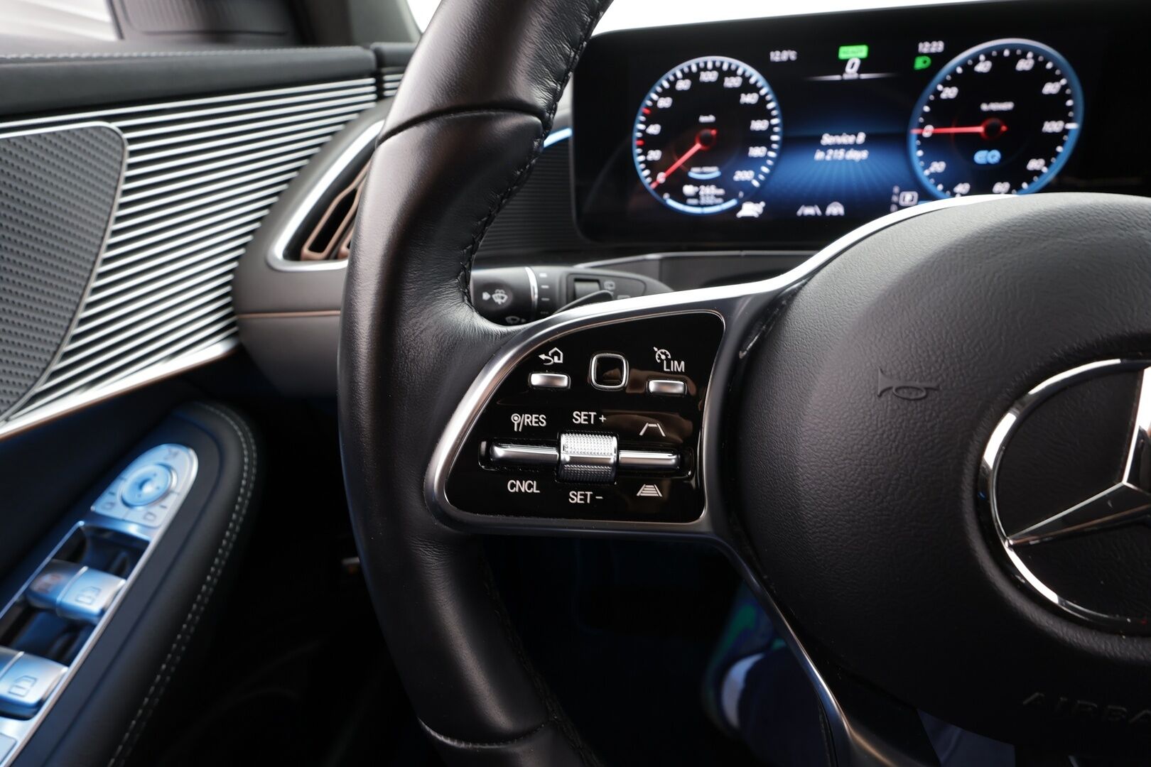 MERCEDES-BENZ EQC 2023 400 4Matic AMG * Distronic+ / 360° / Multibeam / HUD / Midline / Muistipenkit / Koukku / DTR+Q / KeylessGo / Puolinahat * - Kahdet renkaat aluvanteilla - HULLUT JOULUT KORKOTARJOUS 2,49% 