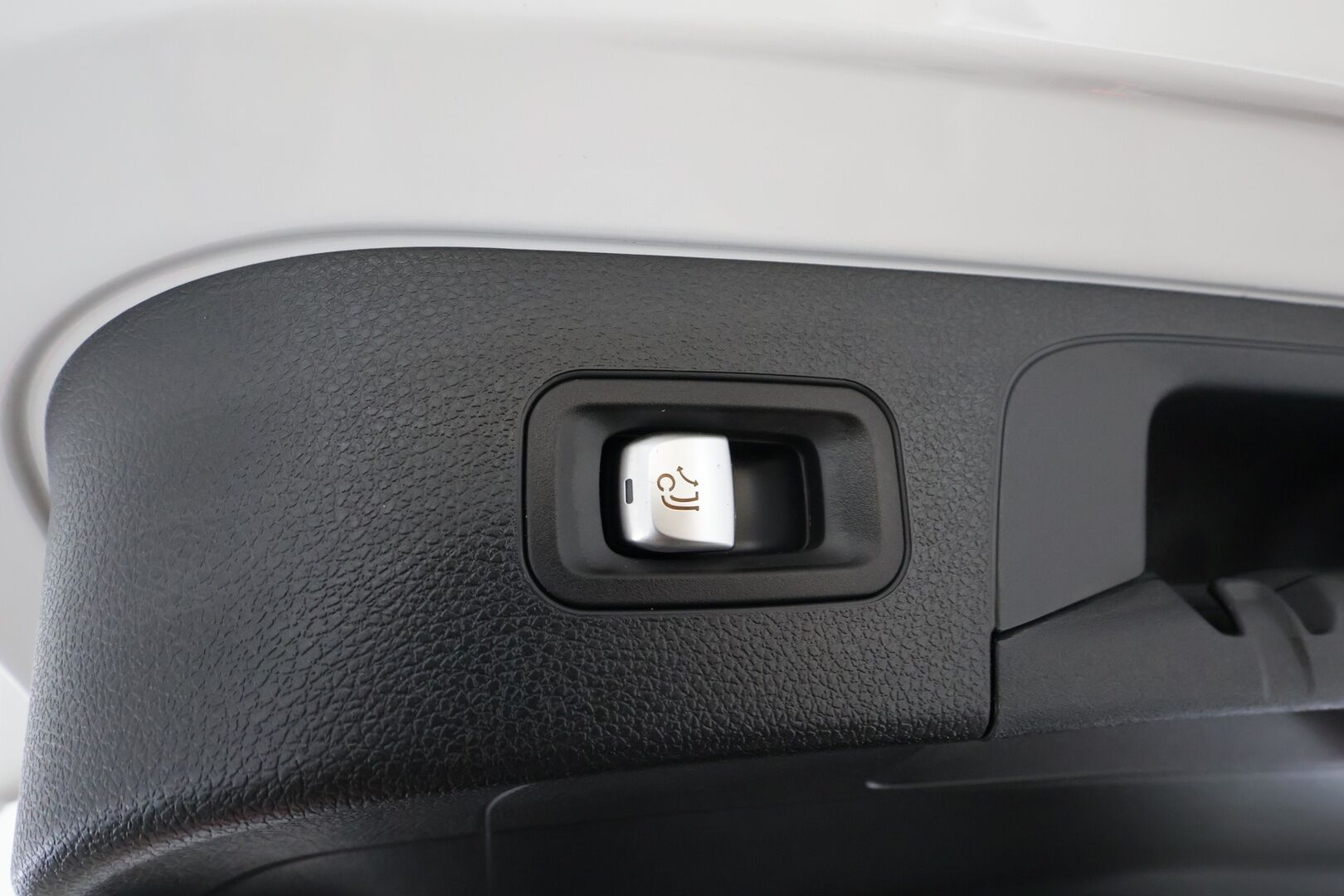 MERCEDES-BENZ EQC 2023 400 4Matic AMG * Distronic+ / 360° / Multibeam / HUD / Midline / Muistipenkit / Koukku / DTR+Q / KeylessGo / Puolinahat * - Kahdet renkaat aluvanteilla - HULLUT JOULUT KORKOTARJOUS 2,49% 