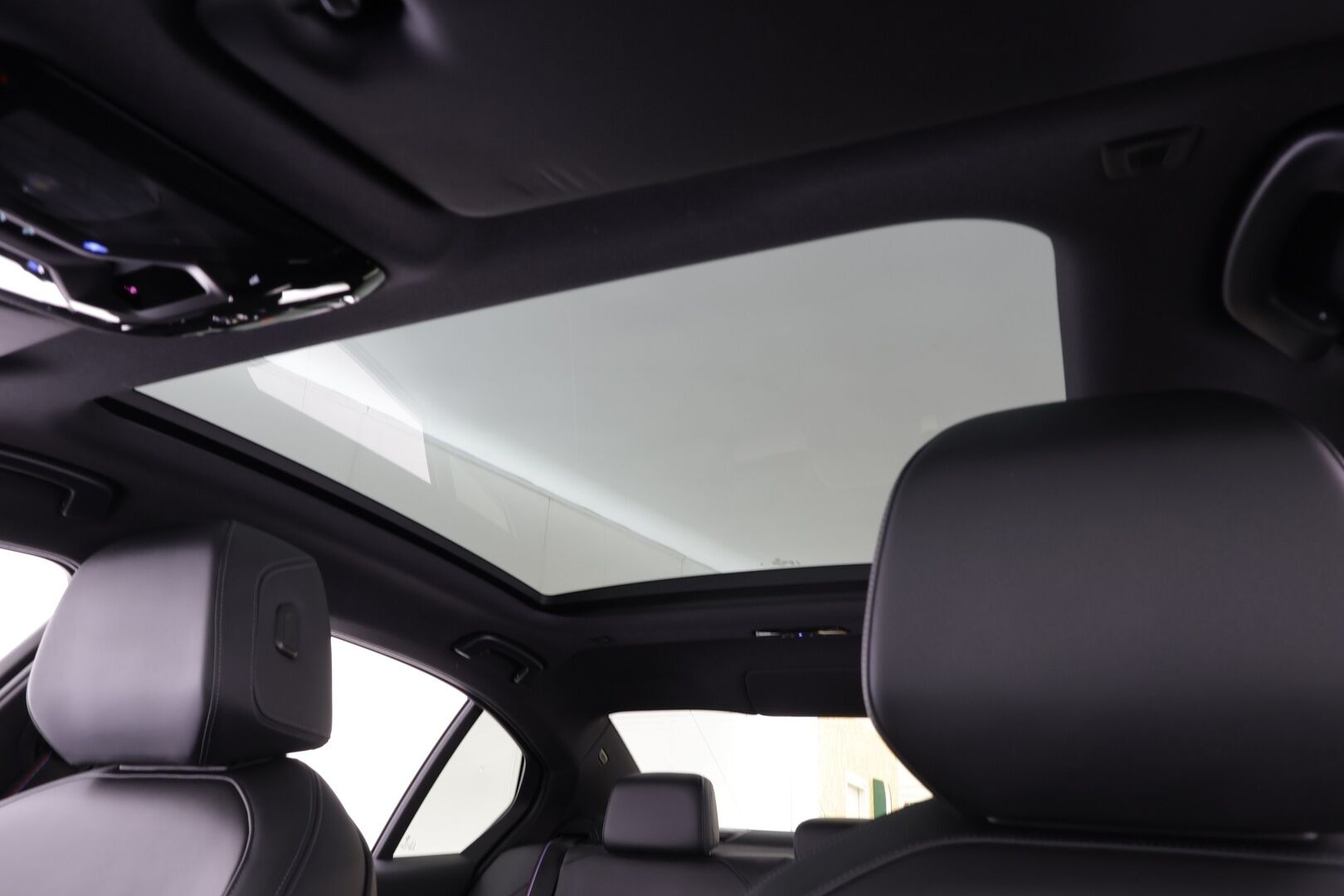 BMW I5 M60 2024 G60 M60 xDrive M Sport Pro * ACC / HUD / 360° / B&W / Ilmastoidut Muistipenkit / Panorama / Koukku / Adapt.LED * - Akku kuntotarkastettu / Adaptiivinen alusta Professional / Comfort Access / Nelipyöräohjaus / Kahdet renkaat aluvanteilla