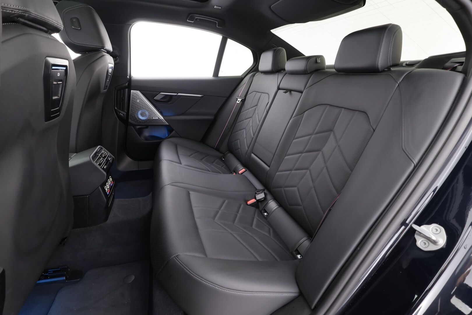 BMW I5 M60 2024 G60 M60 xDrive M Sport Pro * ACC / HUD / 360° / B&W / Ilmastoidut Muistipenkit / Panorama / Koukku / Adapt.LED * - Akku kuntotarkastettu / Adaptiivinen alusta Professional / Comfort Access / Nelipyöräohjaus / Kahdet renkaat aluvanteilla