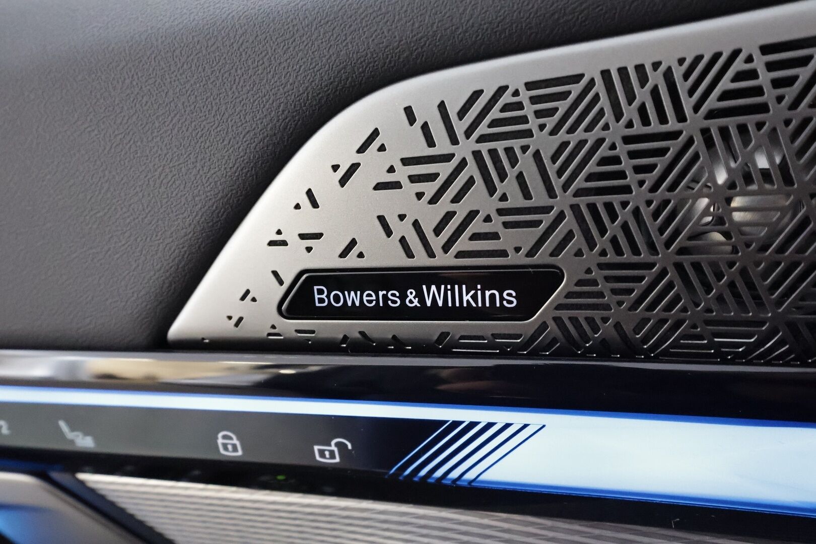 BMW I5 M60 2024 G60 M60 xDrive M Sport Pro * ACC / HUD / 360° / B&W / Ilmastoidut Muistipenkit / Panorama / Koukku / Adapt.LED * - Akku kuntotarkastettu / Adaptiivinen alusta Professional / Comfort Access / Nelipyöräohjaus / Kahdet renkaat aluvanteilla