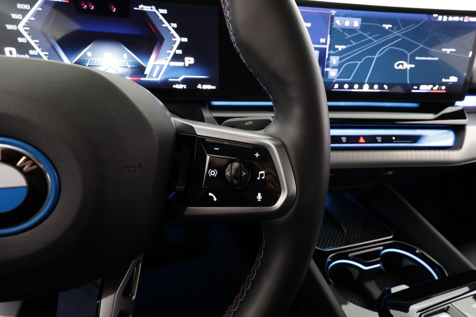 BMW I5 M60 2024 G60 M60 xDrive M Sport Pro * ACC / HUD / 360° / B&W / Ilmastoidut Muistipenkit / Panorama / Koukku / Adapt.LED * - Akku kuntotarkastettu / Adaptiivinen alusta Professional / Comfort Access / Nelipyöräohjaus / Kahdet renkaat aluvanteilla