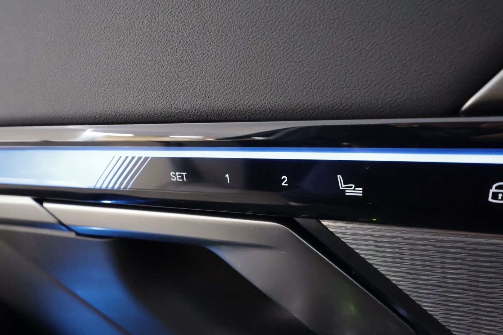 BMW I5 M60 2024 G60 M60 xDrive M Sport Pro * ACC / HUD / 360° / B&W / Ilmastoidut Muistipenkit / Panorama / Koukku / Adapt.LED * - Akku kuntotarkastettu / Adaptiivinen alusta Professional / Comfort Access / Nelipyöräohjaus / Kahdet renkaat aluvanteilla