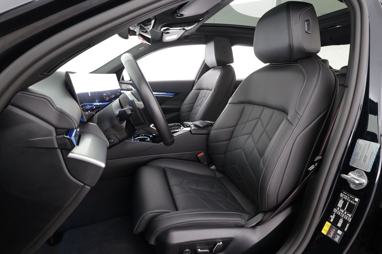 BMW I5 M60 2024 G60 M60 xDrive M Sport Pro * ACC / HUD / 360° / B&W / Ilmastoidut Muistipenkit / Panorama / Koukku / Adapt.LED * - Akku kuntotarkastettu / Adaptiivinen alusta Professional / Comfort Access / Nelipyöräohjaus / Kahdet renkaat aluvanteilla