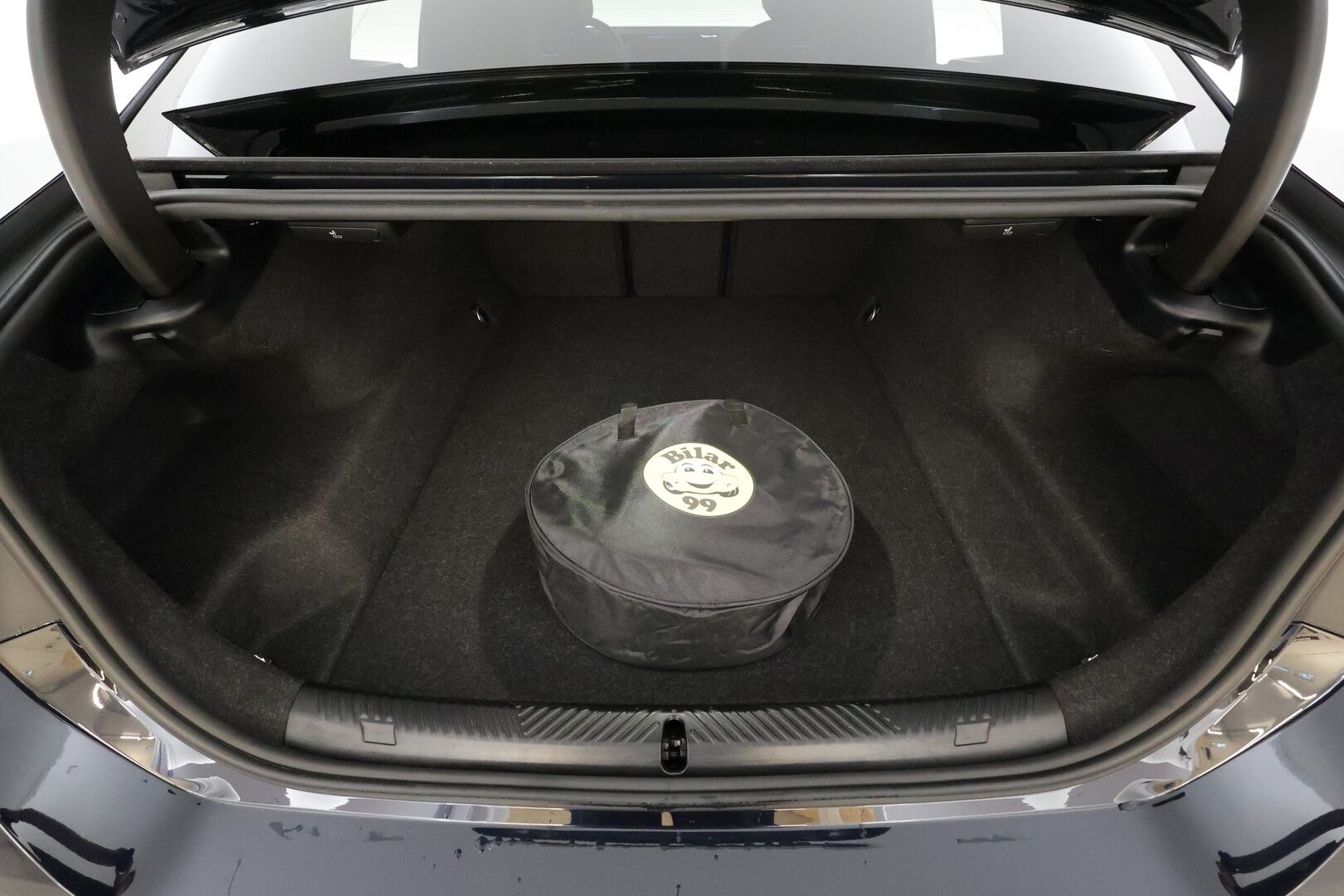 BMW I5 M60 2024 G60 M60 xDrive M Sport Pro * ACC / HUD / 360° / B&W / Ilmastoidut Muistipenkit / Panorama / Koukku / Adapt.LED * - Akku kuntotarkastettu / Adaptiivinen alusta Professional / Comfort Access / Nelipyöräohjaus / Kahdet renkaat aluvanteilla