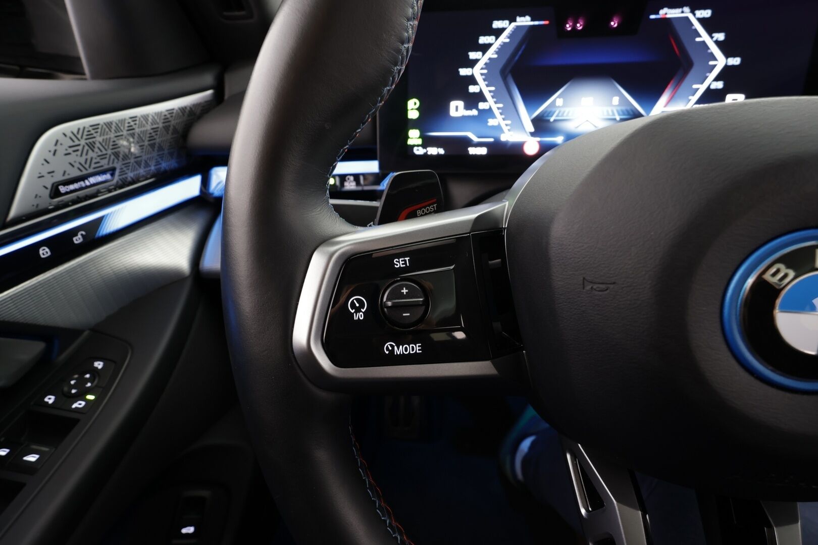 BMW I5 M60 2024 G60 M60 xDrive M Sport Pro * ACC / HUD / 360° / B&W / Ilmastoidut Muistipenkit / Panorama / Koukku / Adapt.LED * - Akku kuntotarkastettu / Adaptiivinen alusta Professional / Comfort Access / Nelipyöräohjaus / Kahdet renkaat aluvanteilla