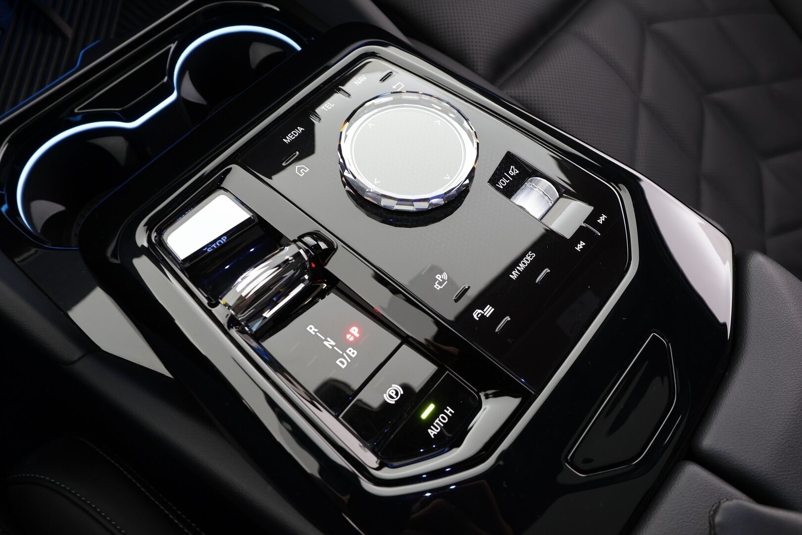 BMW I5 M60 2024 G60 M60 xDrive M Sport Pro * ACC / HUD / 360° / B&W / Ilmastoidut Muistipenkit / Panorama / Koukku / Adapt.LED * - Akku kuntotarkastettu / Adaptiivinen alusta Professional / Comfort Access / Nelipyöräohjaus / Kahdet renkaat aluvanteilla